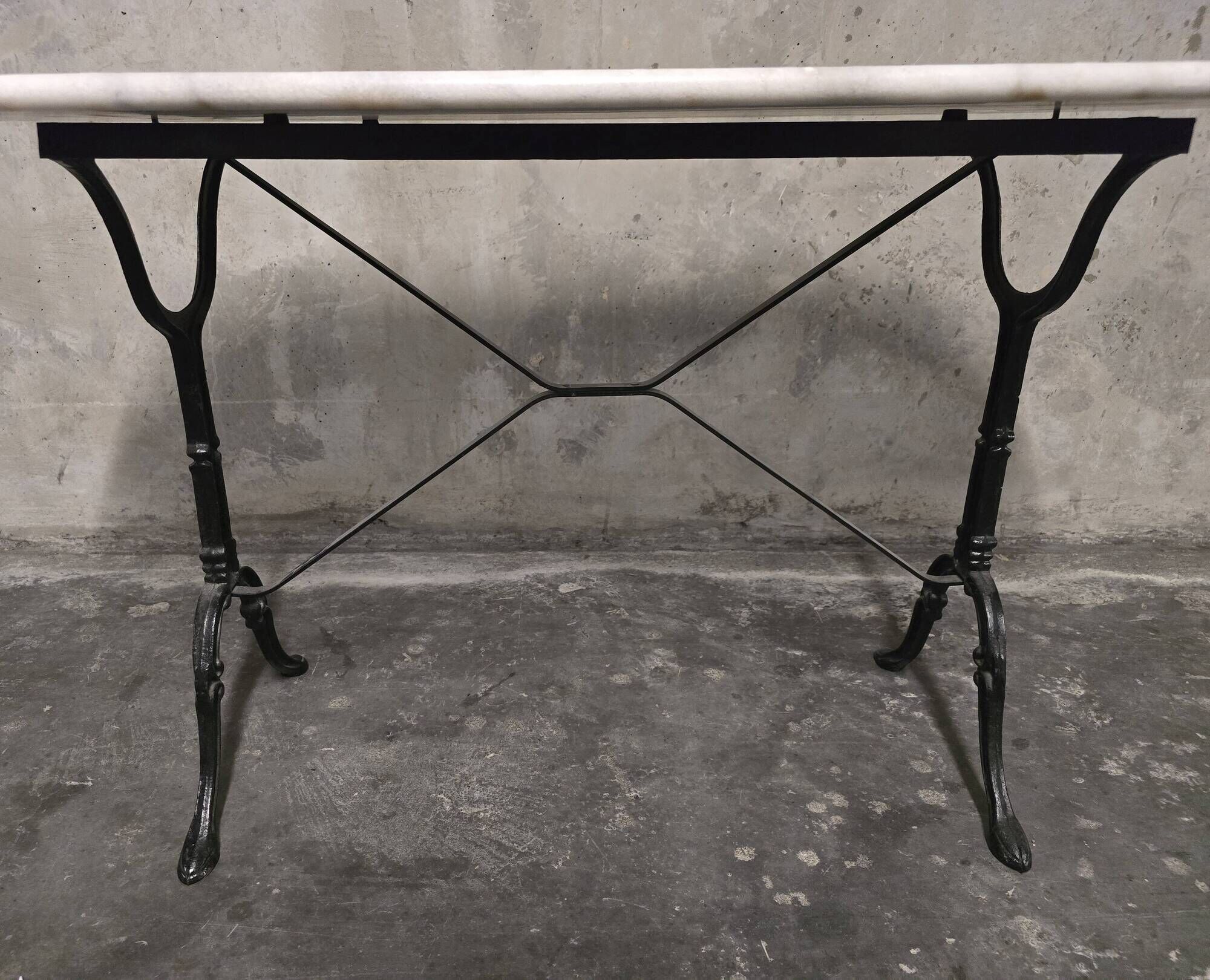 Oval bistro table in white marble with a black cast iron base - 120 cm
