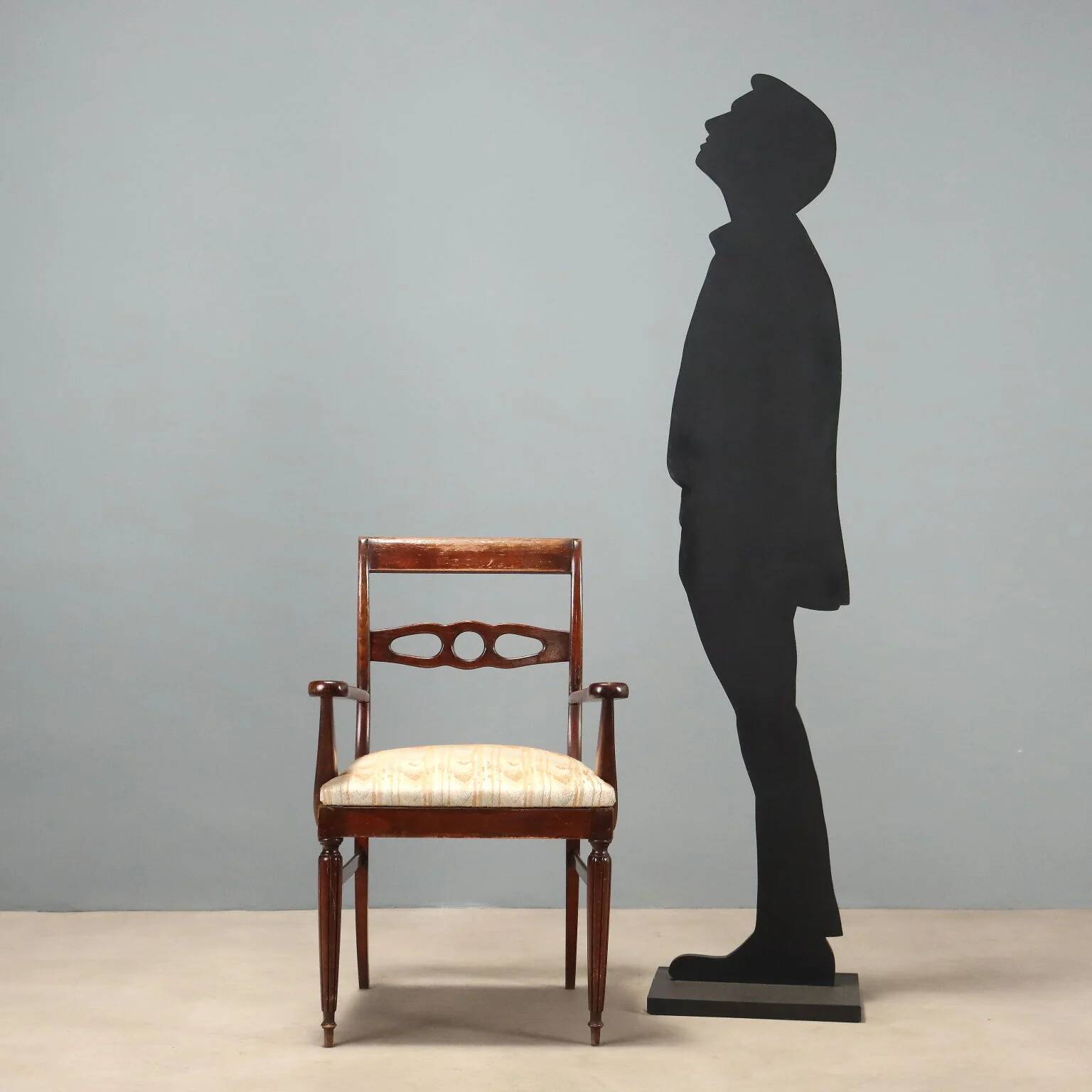 Fauteuil ancien en hêtre teinté acajou, Italie, XXe siècle