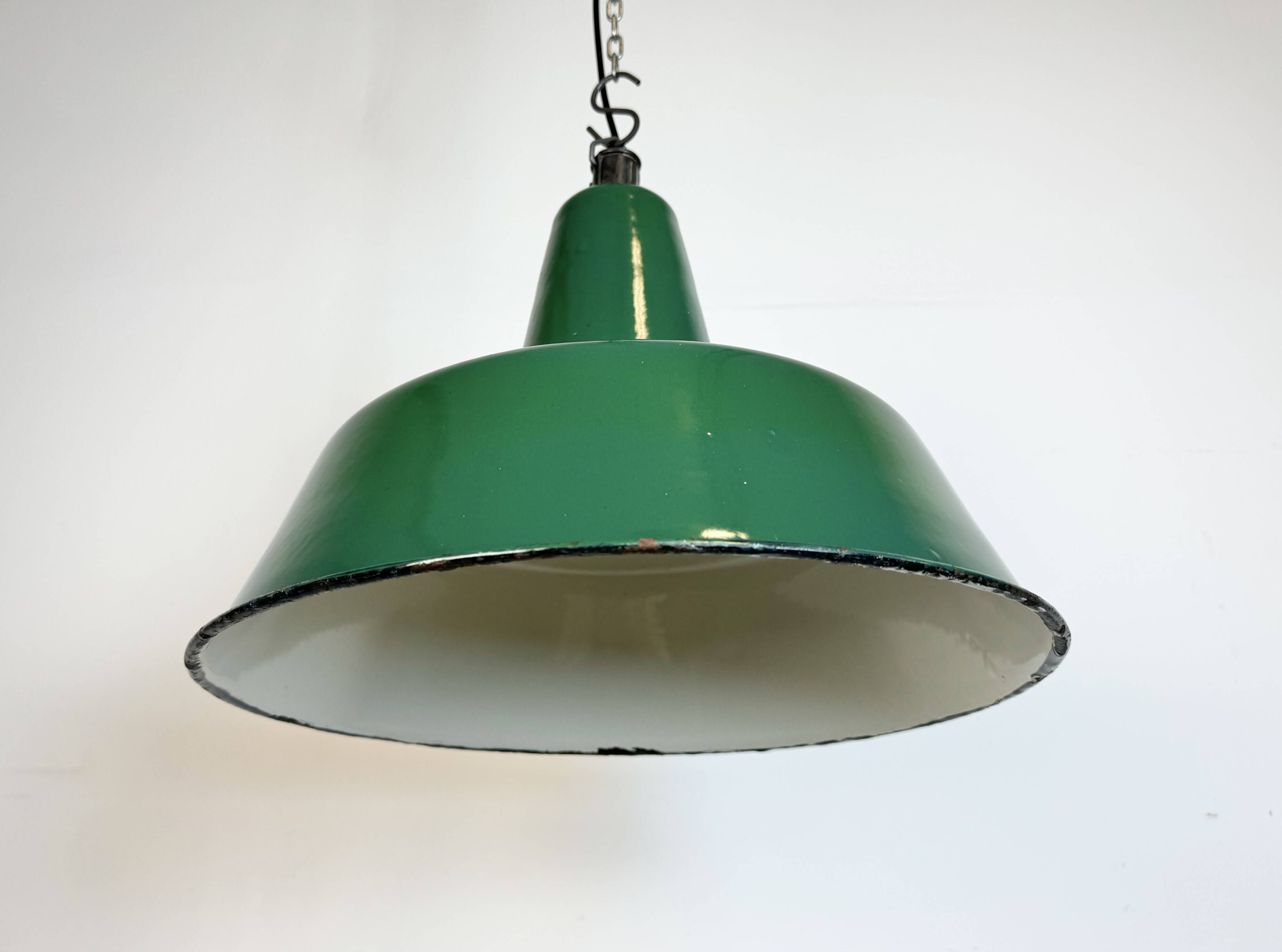 Grande Lampe à Suspension Industrielle en Émail Vert, 1960s
