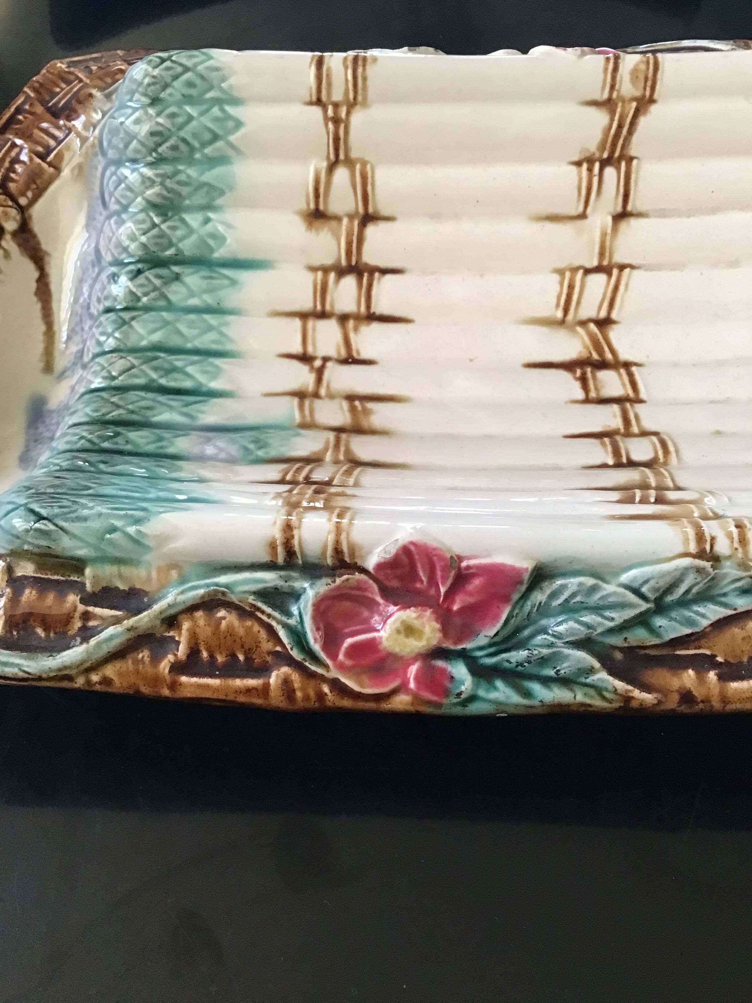 Asparagus dish with earthenware