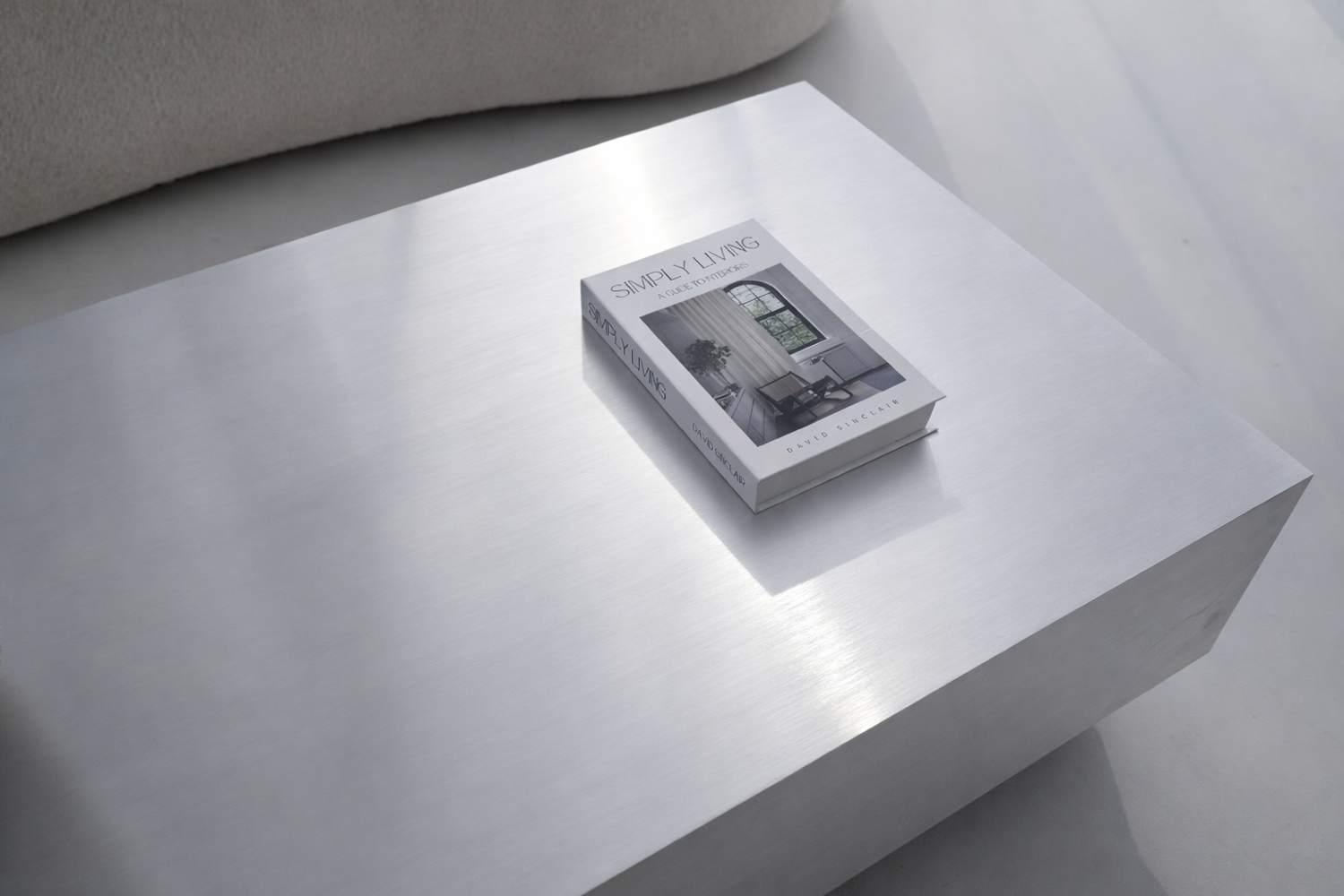 Table basse sculpturale flottante en aluminium brossé avec base noire