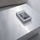 Table basse sculpturale flottante en aluminium brossé avec base noire