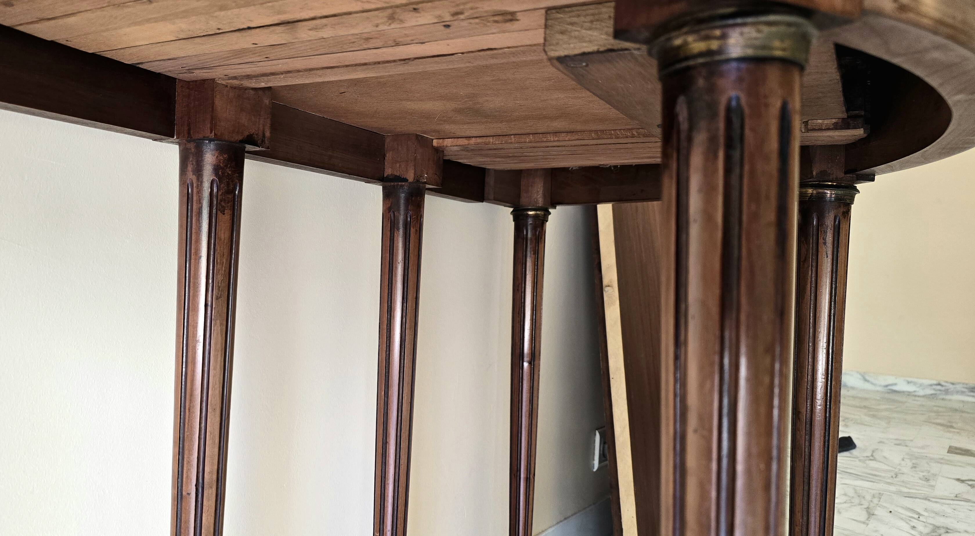 Extendable half-moon table in Louis XVI style