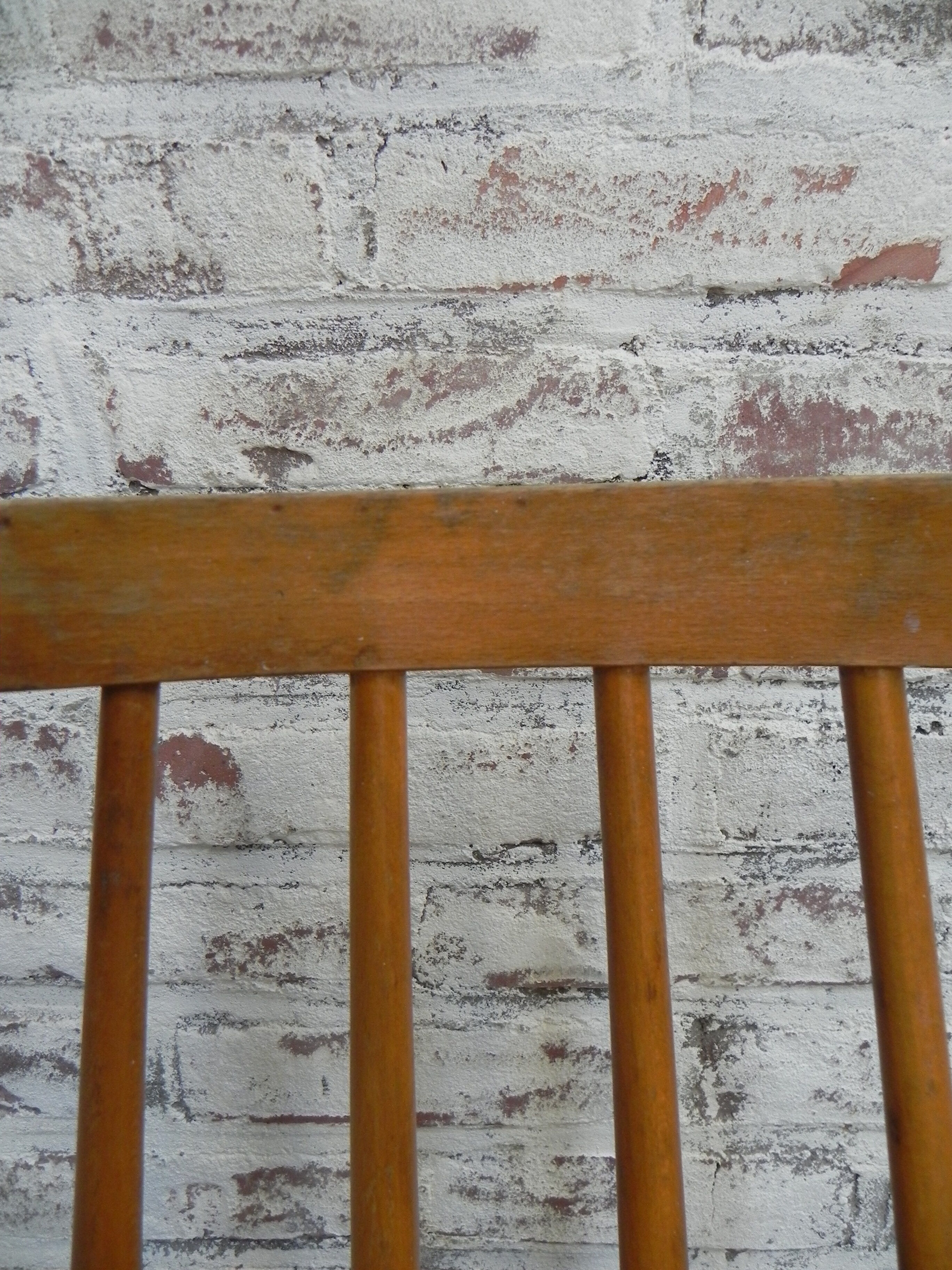 2 chaises en bois studio