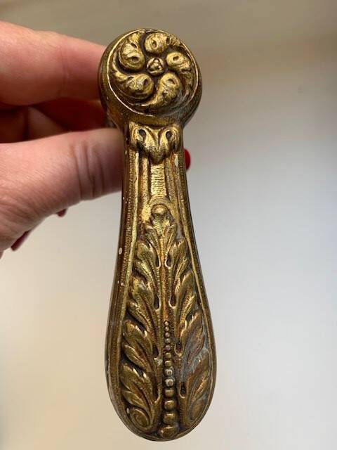 Paire de poignées de porte anciennes en laiton