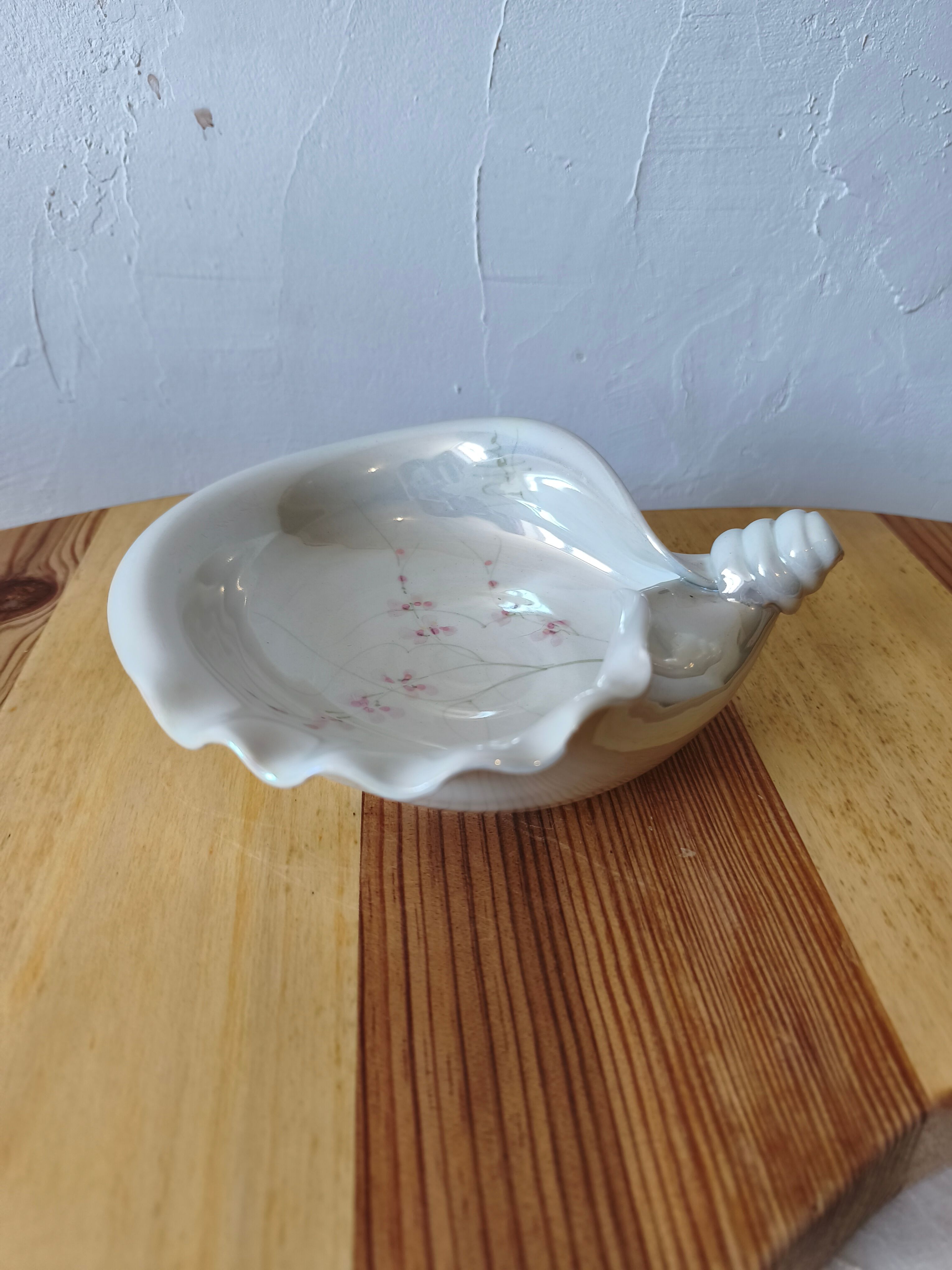 Vide poche coquille en porcelaine irisée