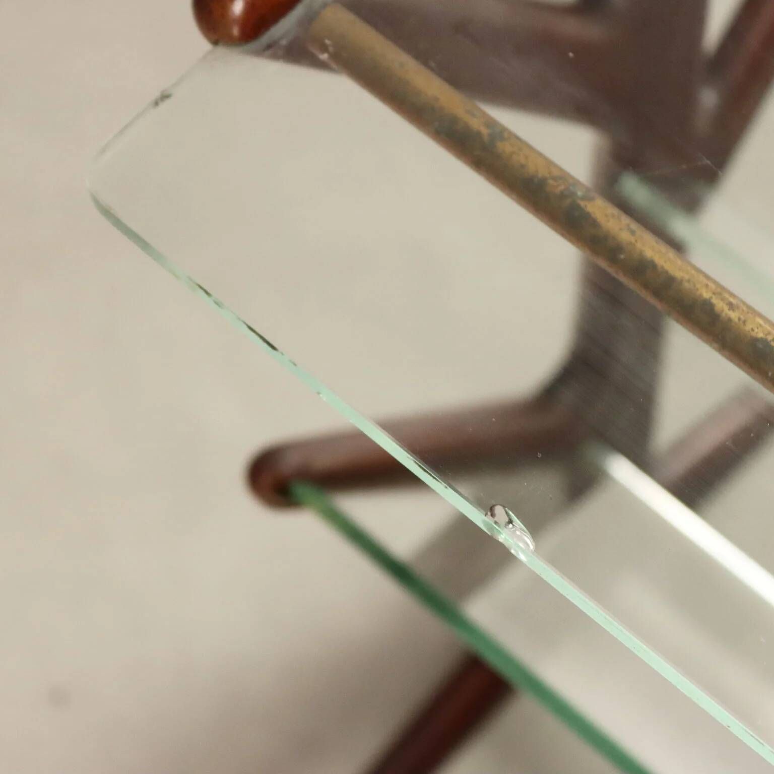 Vintage magazine rack in beech, glass and brass, Italian design from the 1950s.