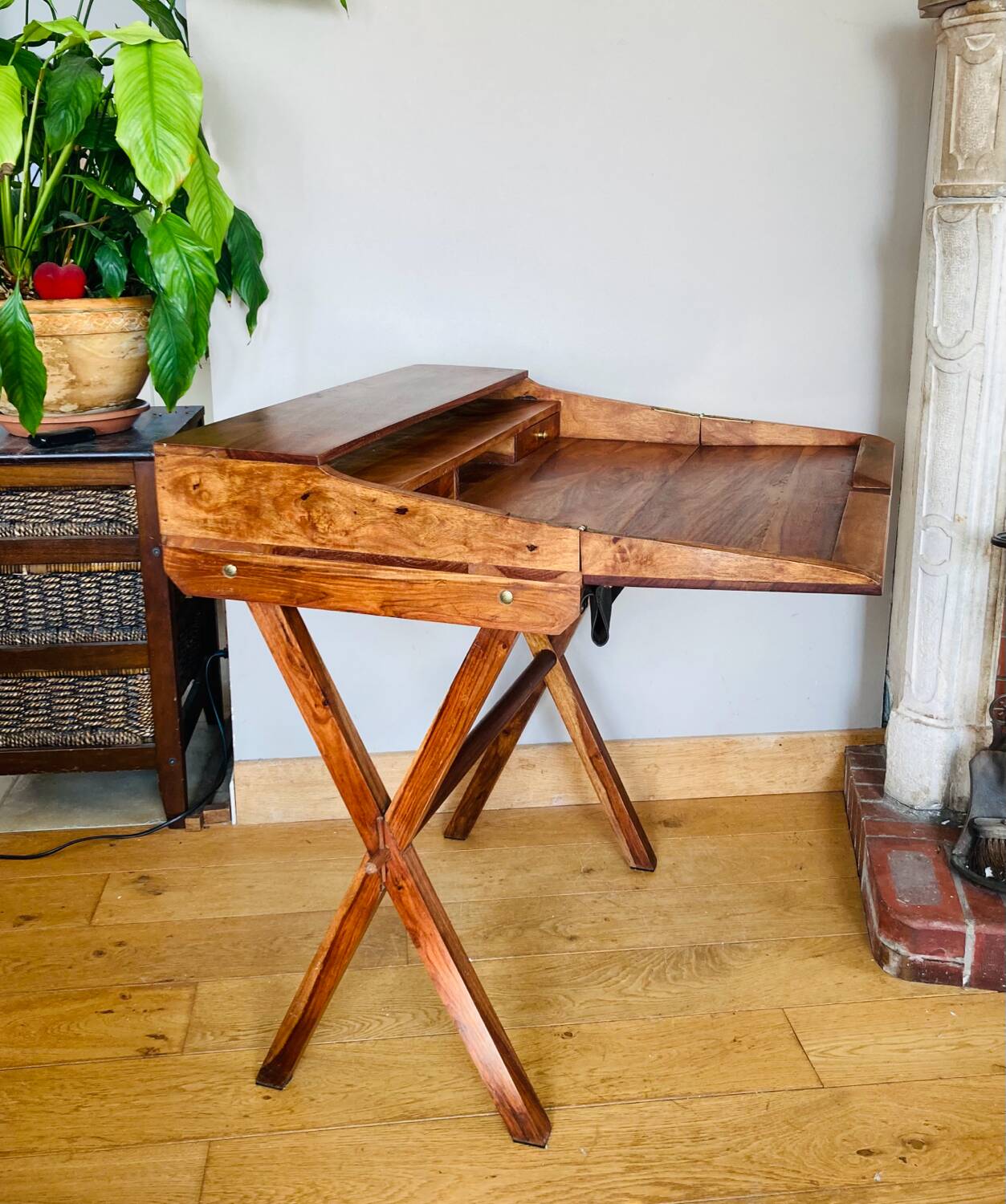 Desk, writing desk in solid rosewood and studded leather, 20th century.