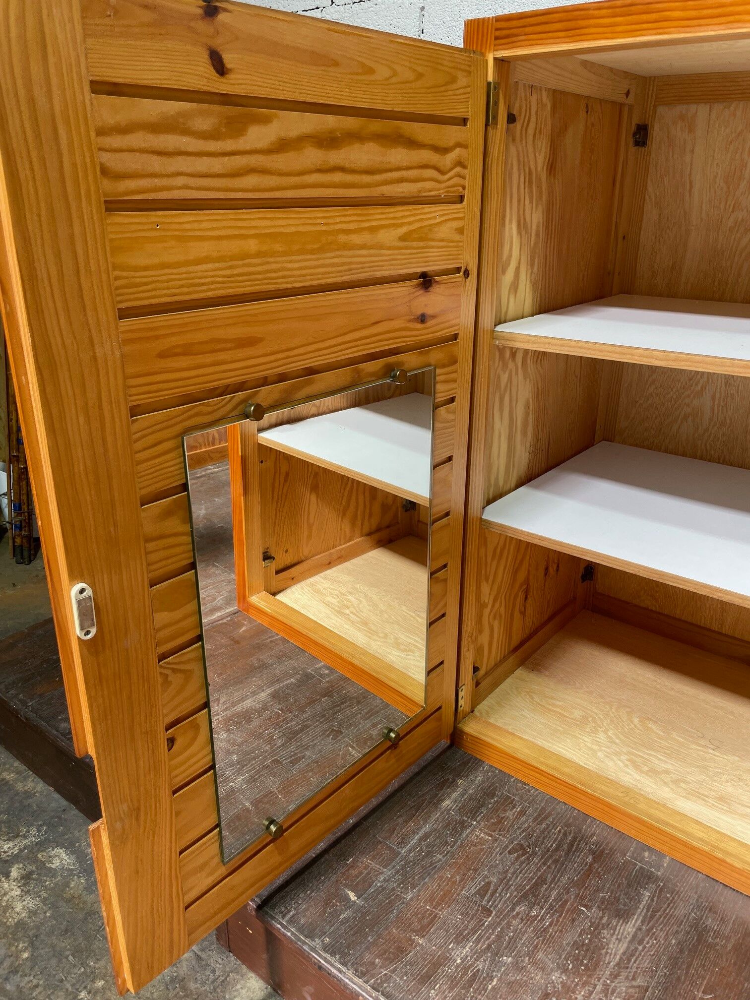 Meuble de rangement en pin par Pierre Gautier Delaye vintage années 1950