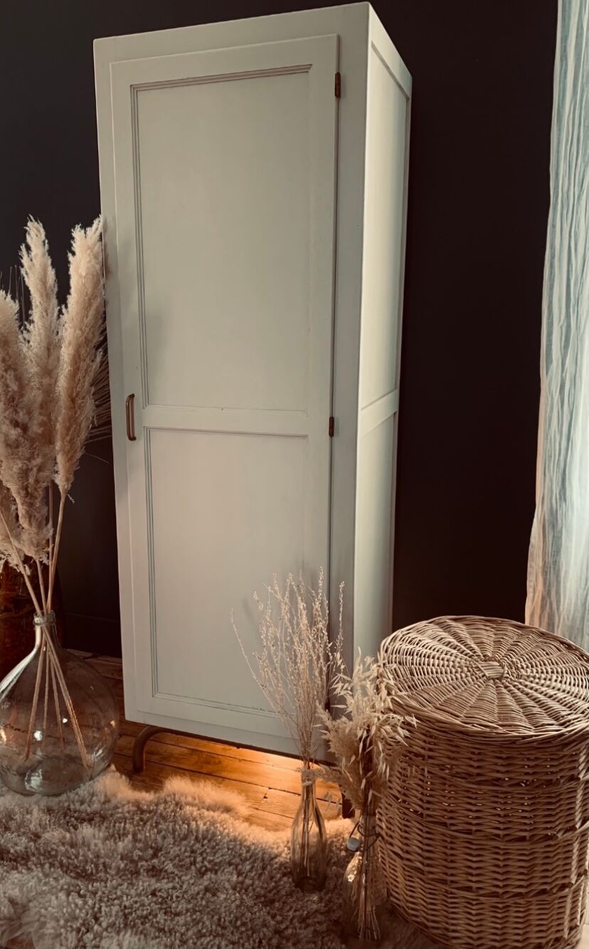 Boarding locker room