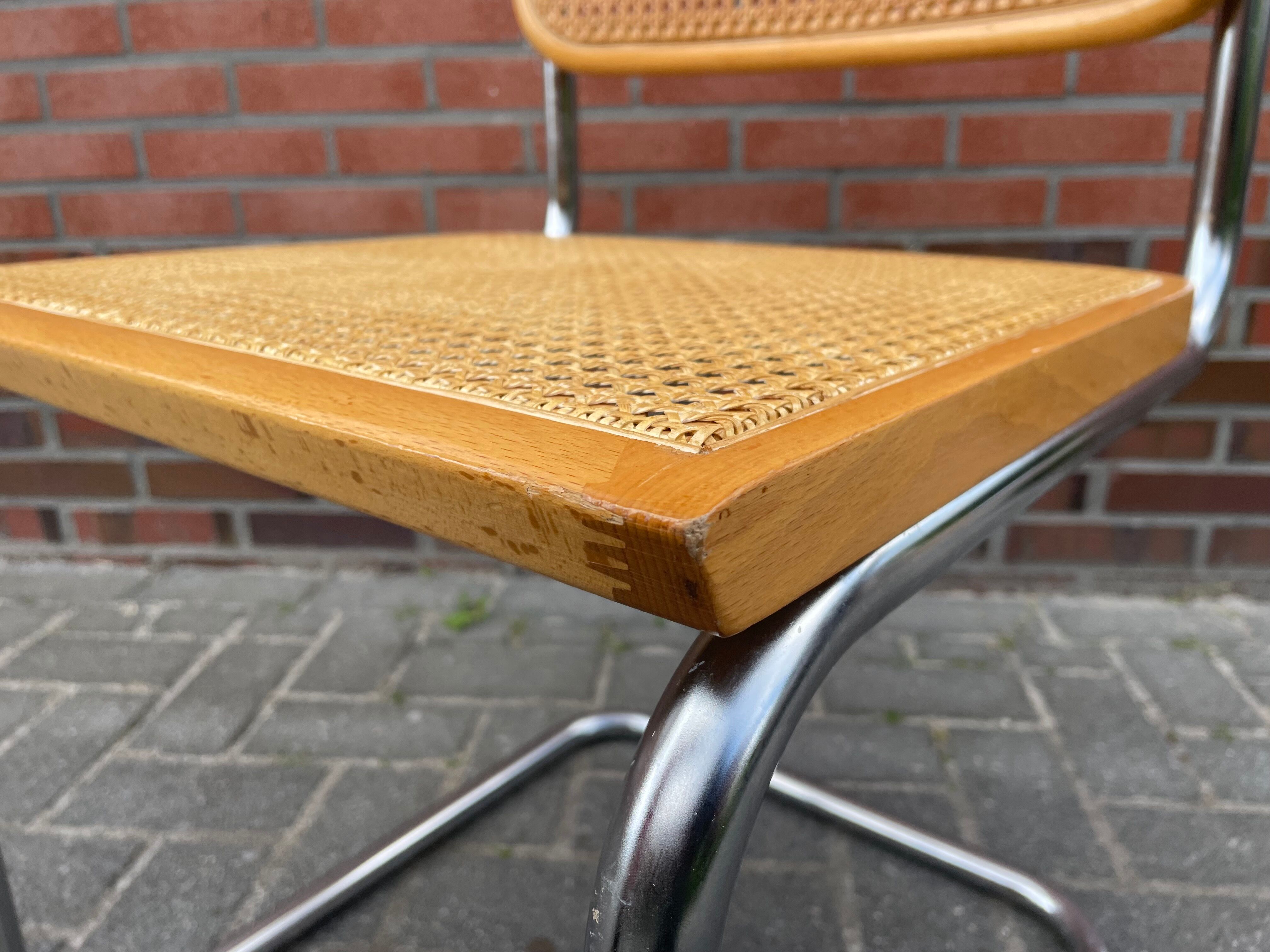 Ensemble de 4 Chaises vintage modèle Cesca B32 en chrome et bois