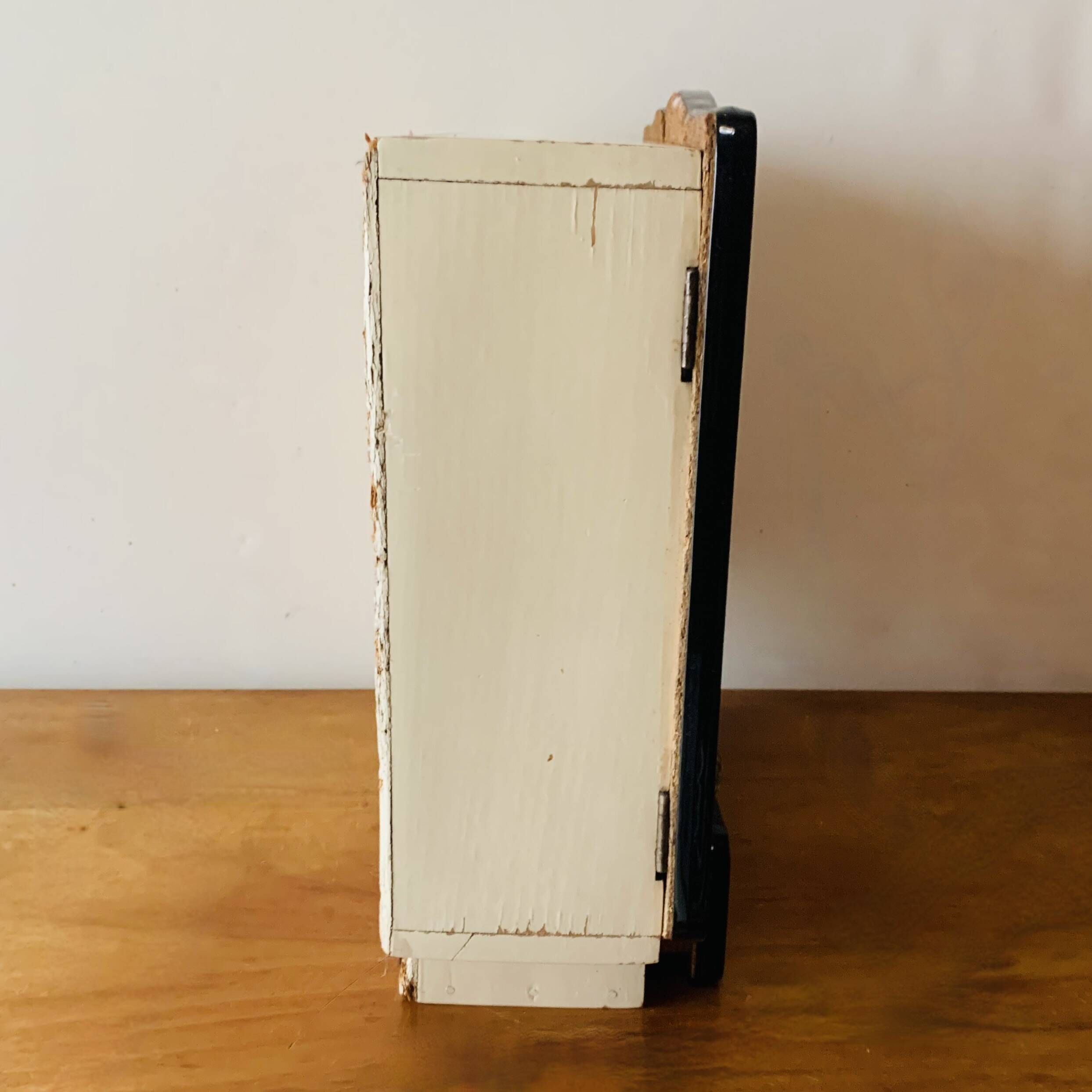 Vintage medicine cabinet - 1950s.