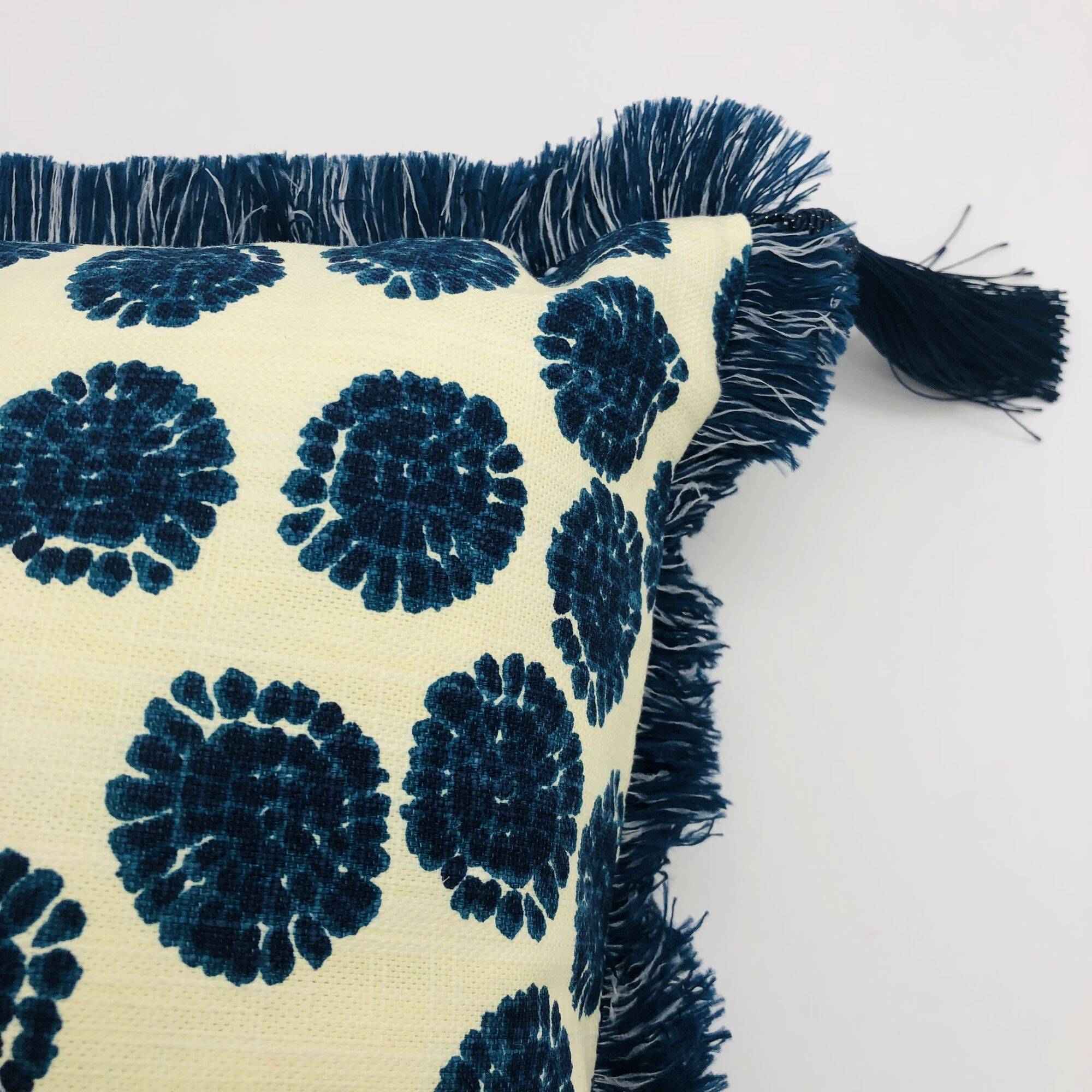 Square cushion, cover and insert. Model "Olivia".