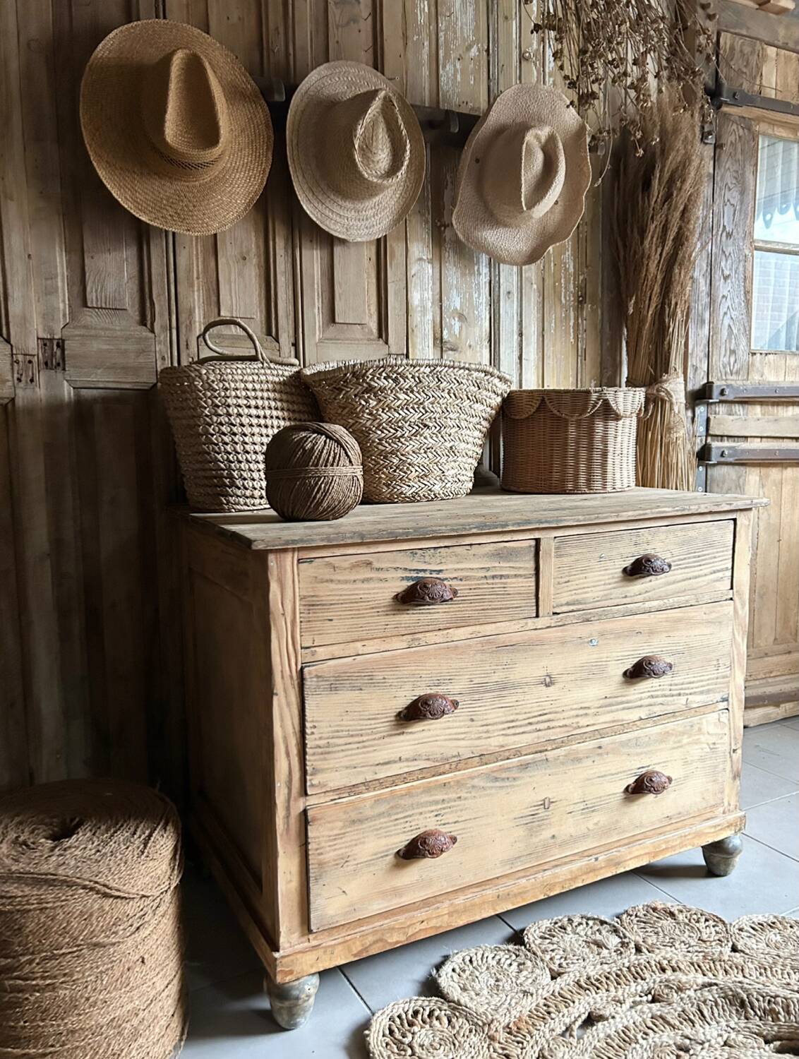 Chest of drawers, shell handle.