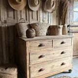 Chest of drawers, shell handle.