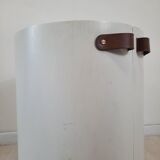 Armoire à barre vintage en forme de cylindre ouvrable, bois, laiton et verre.