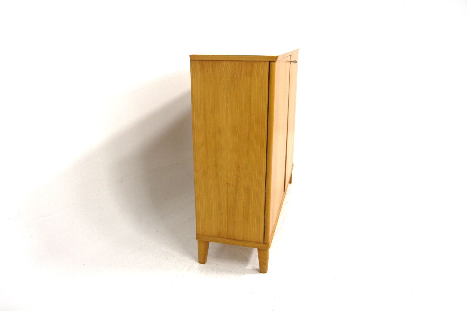 Armoire scandinave en orme Suède 1960
