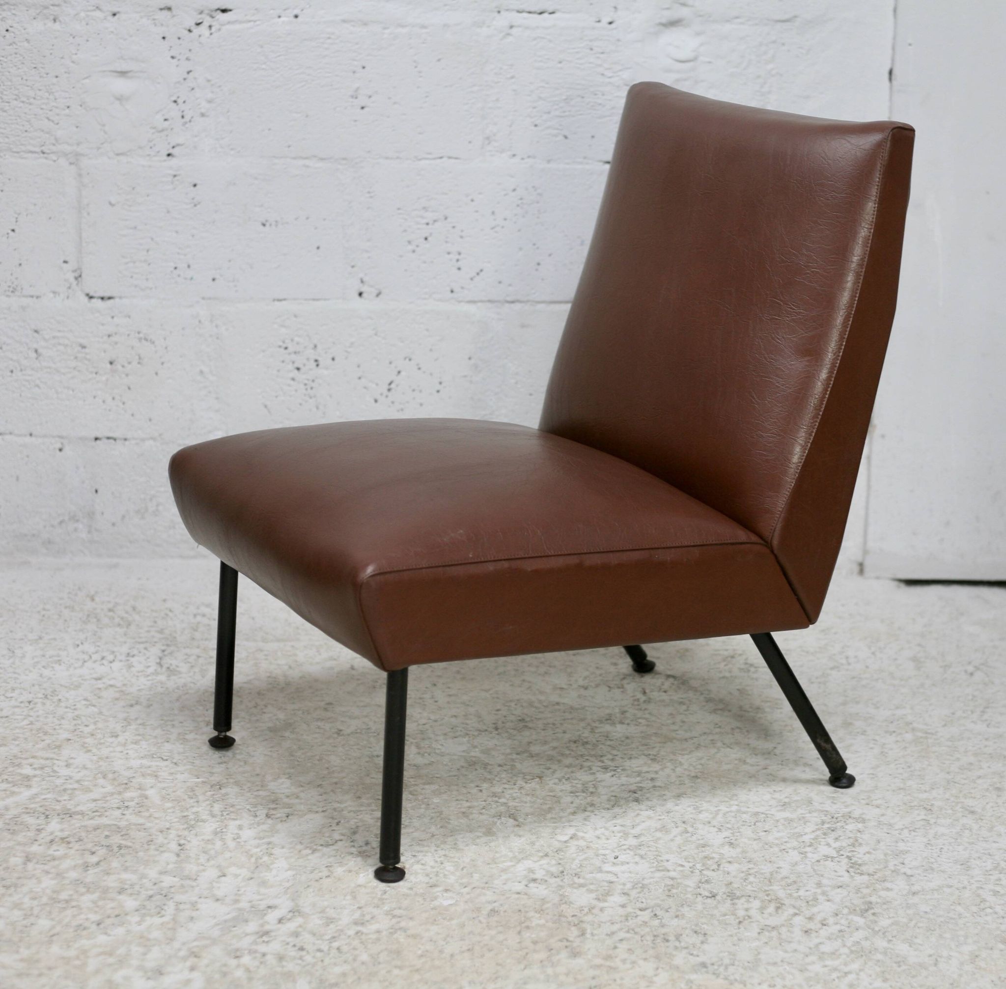Chauffeuse, circa 1950. Simili-cuir brun.