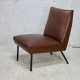 Chauffeuse, circa 1950. Simili-cuir brun.