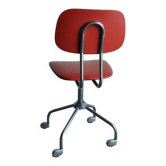 Chaise pivotante industrielle corail en skaï et piètement chromé, années 1950