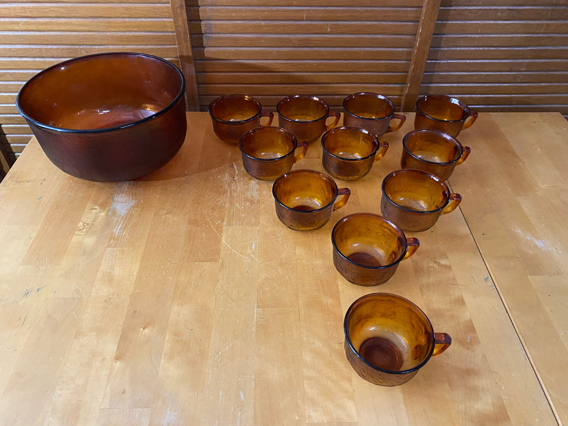 Salad bowl + 11 cups vereco frosted moulded amber glass 1970s vintage