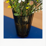 Vase en verre fumé strié