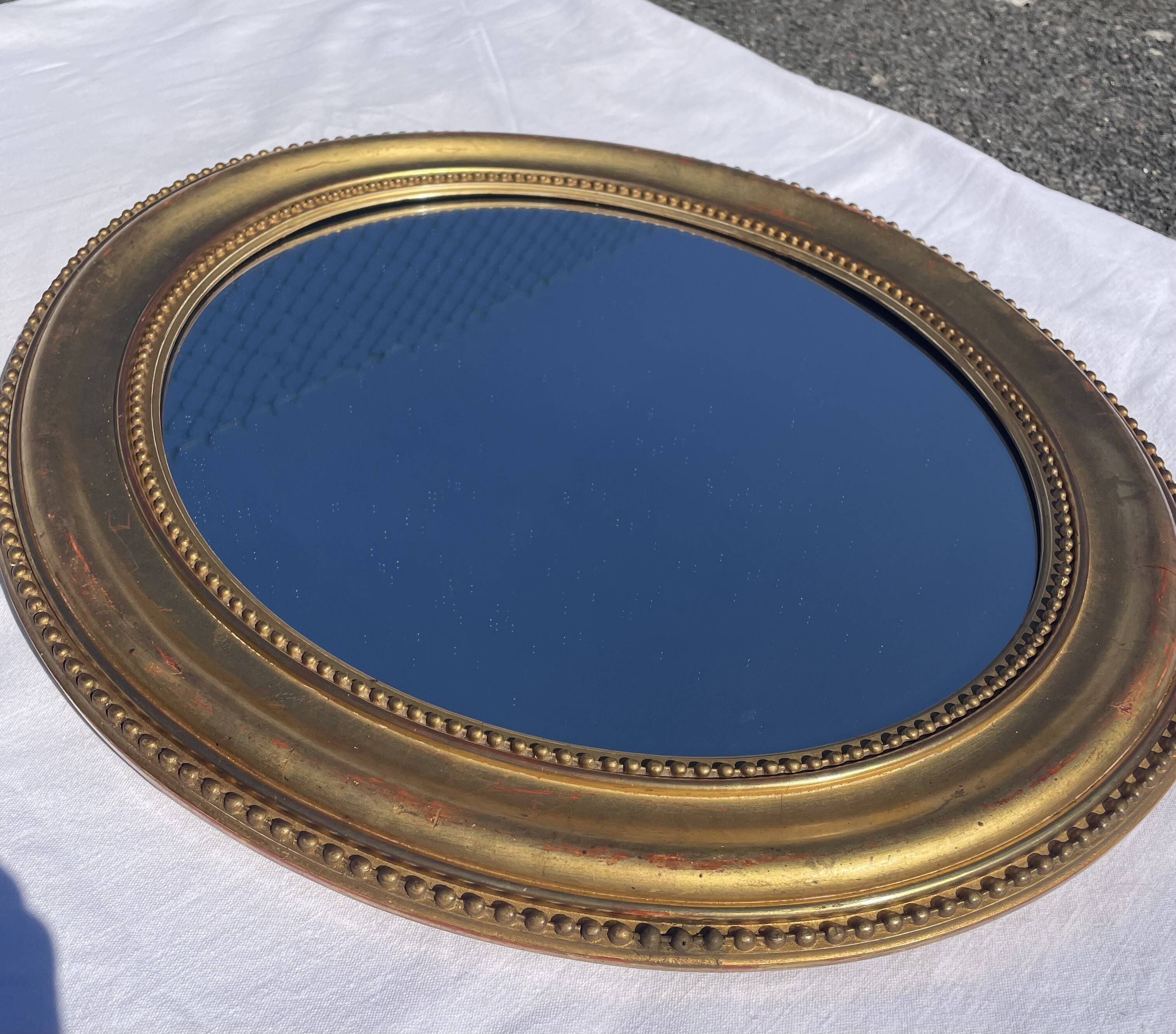 Duo de miroirs ovales et dorés en bois