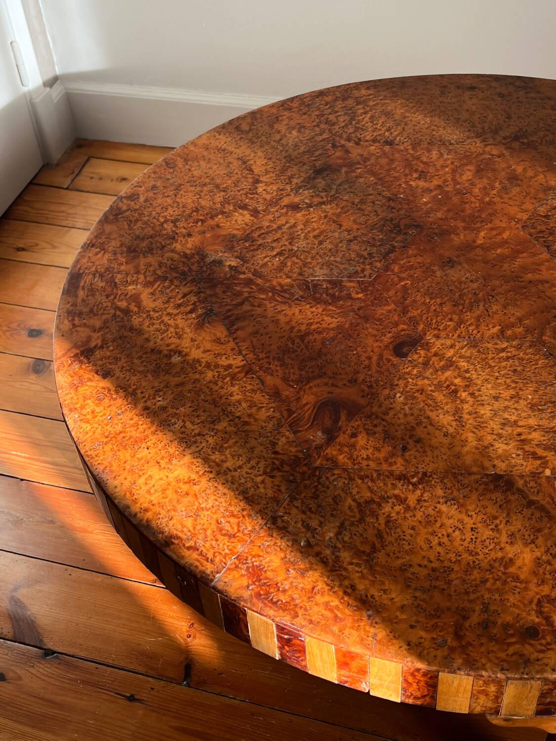 Round coffee table in Elm Burl, Art Deco decorative work - Year 1941