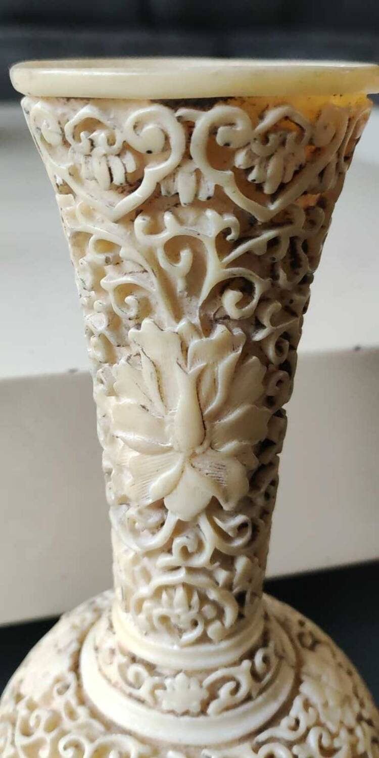 Asian-inspired ball vase. In beige cinnabar lacquer. Scenes of life decor. Arabesque and floral friezes. Height 24 cm