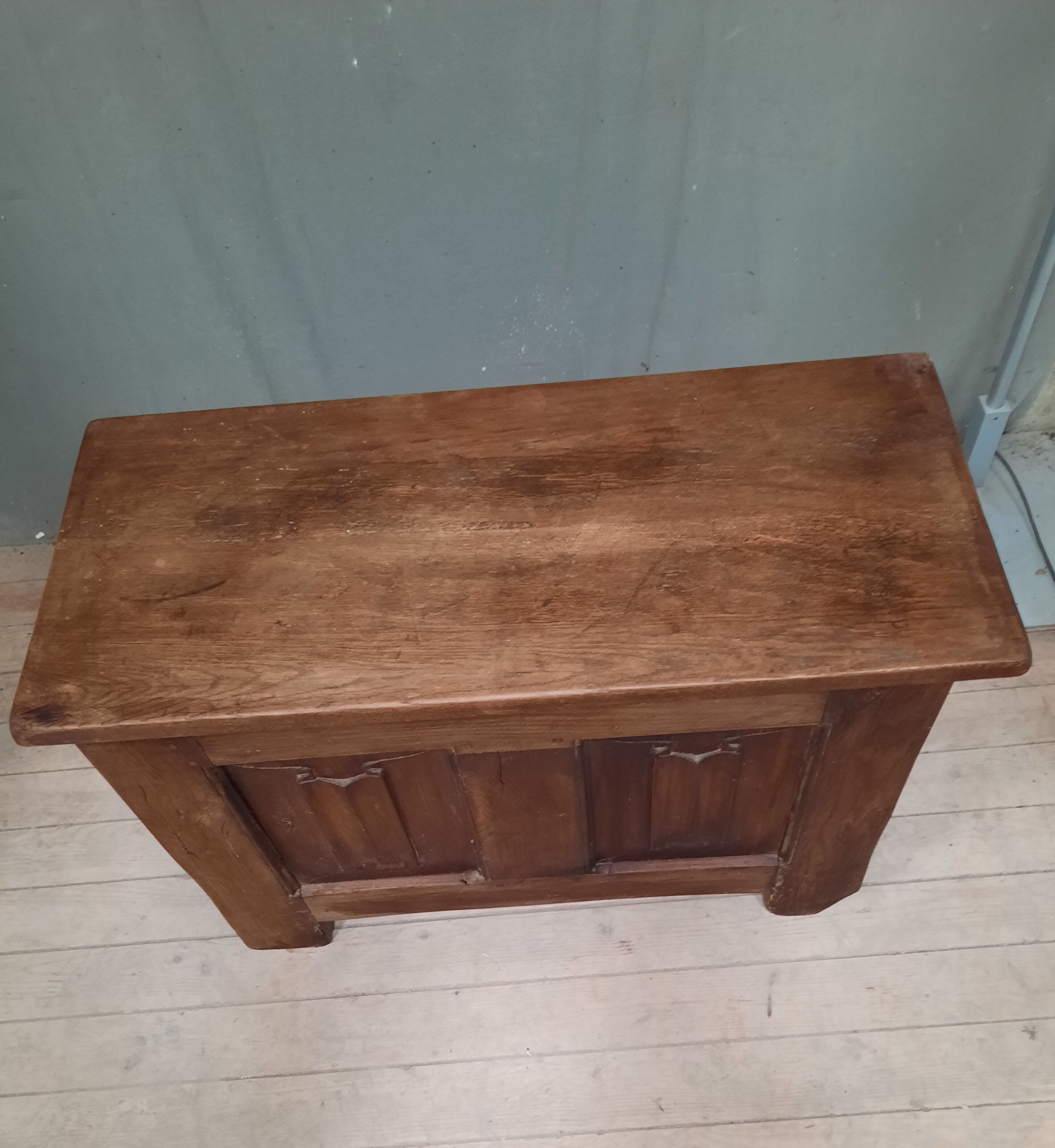 Oak chest with towel pleats