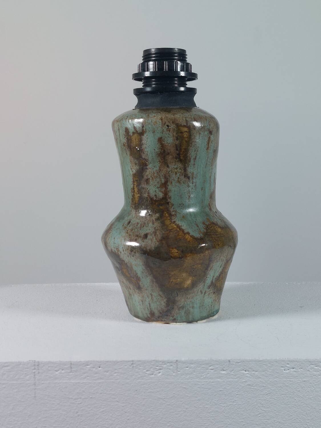Lampe de table en céramique artisanale vintage du milieu du siècle