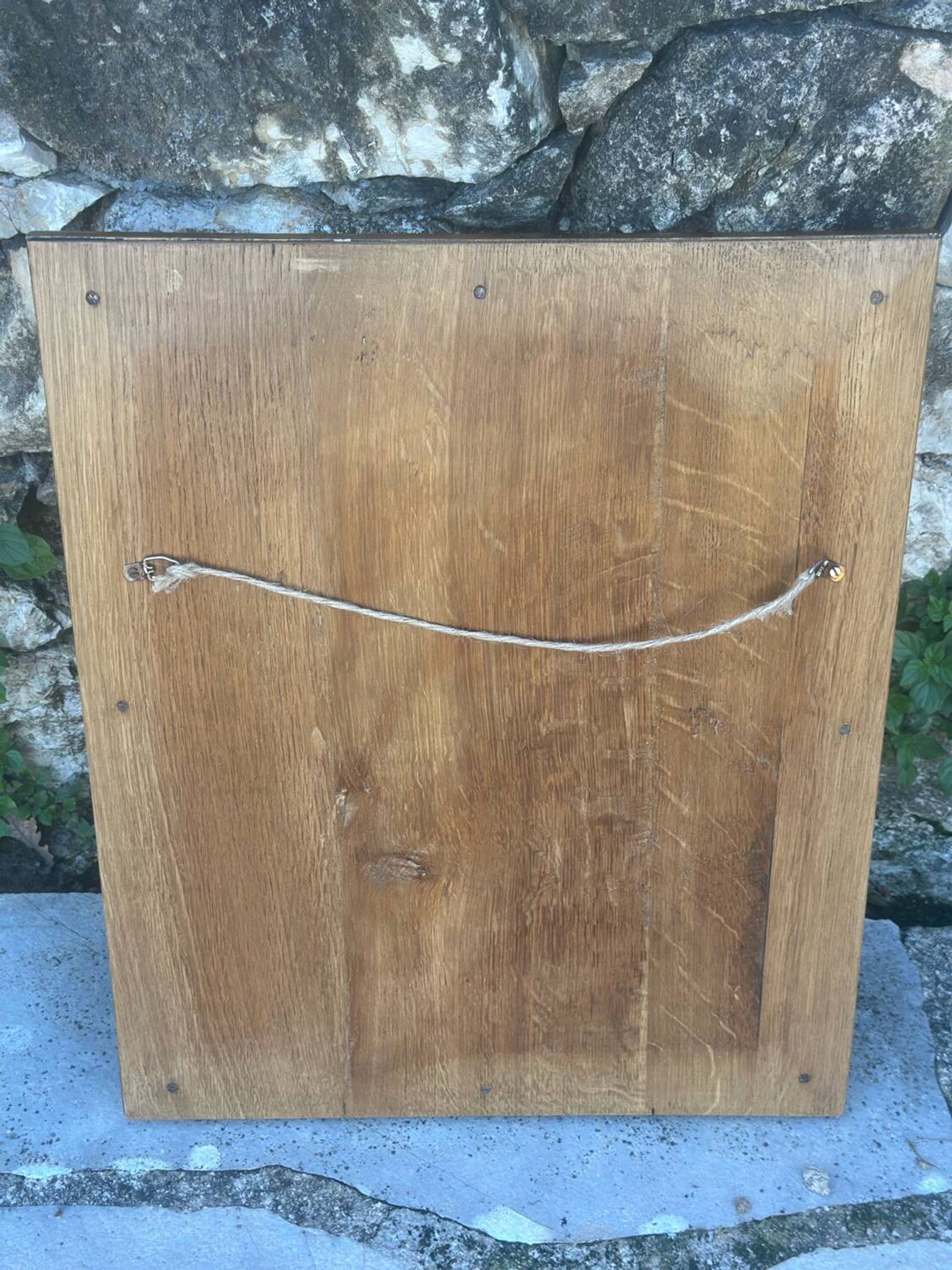 Miroir Baroque en bois doré sur fond noir.