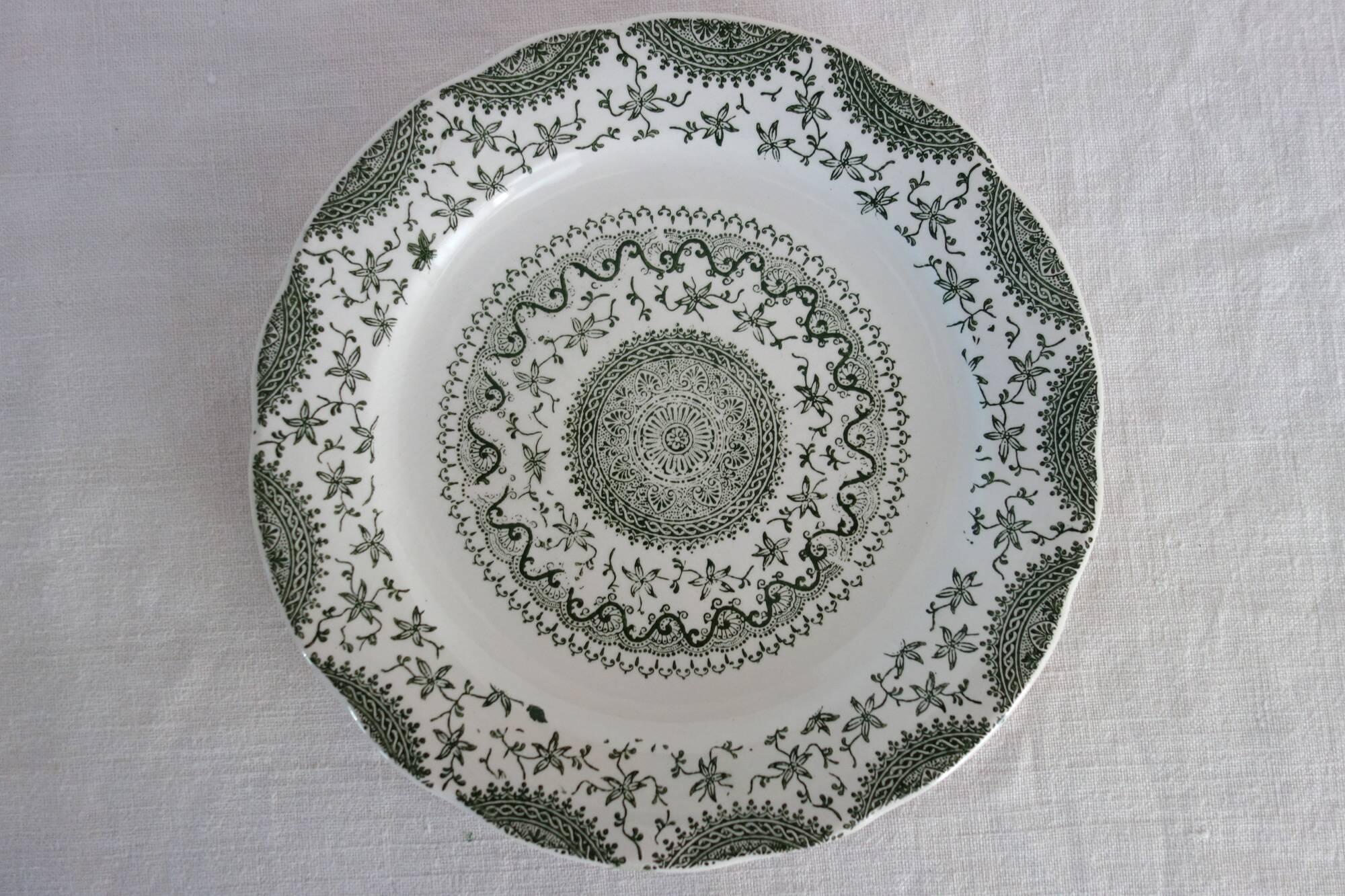 8 fine earthenware dessert plates