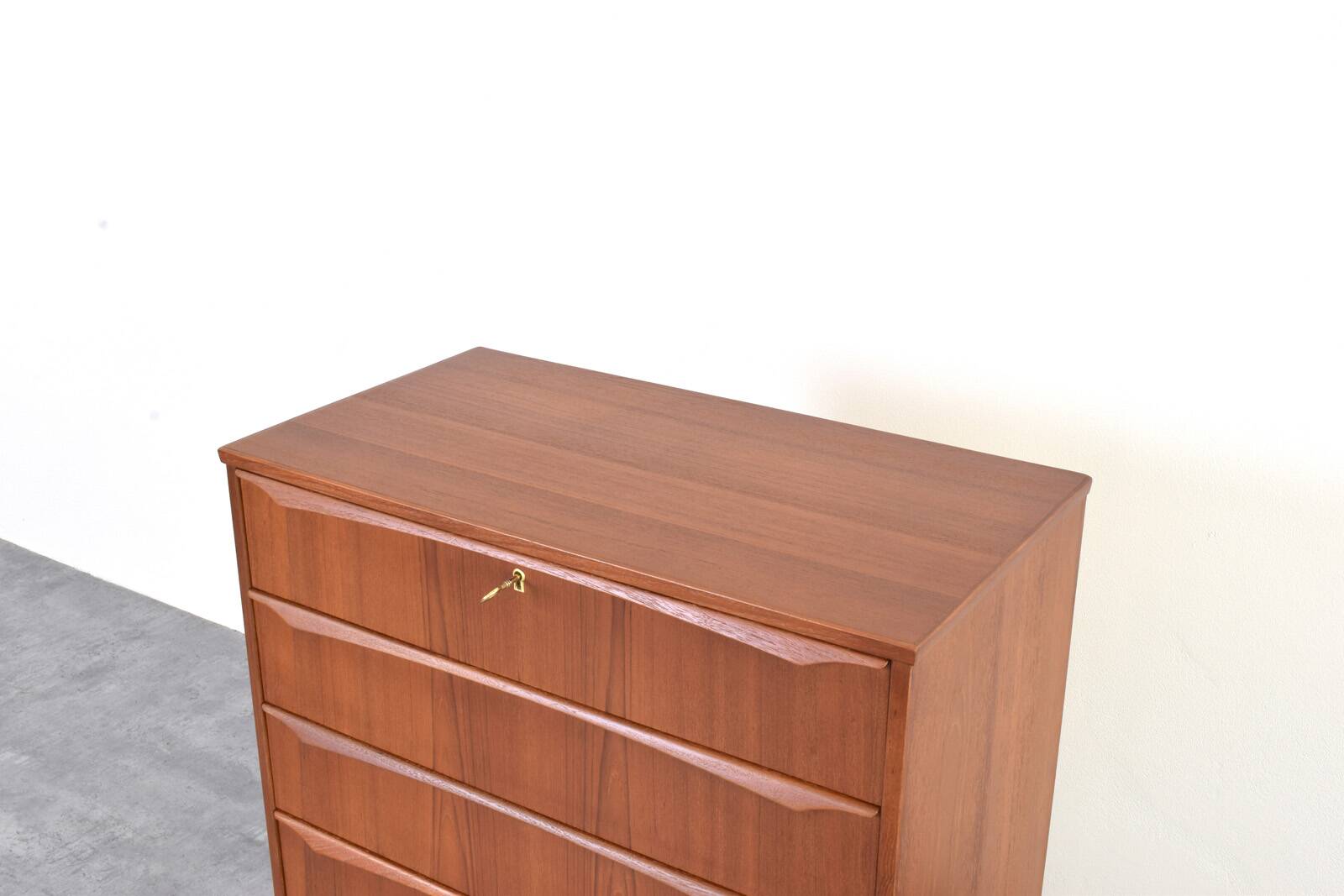 Commode en teck danois des années 1960.