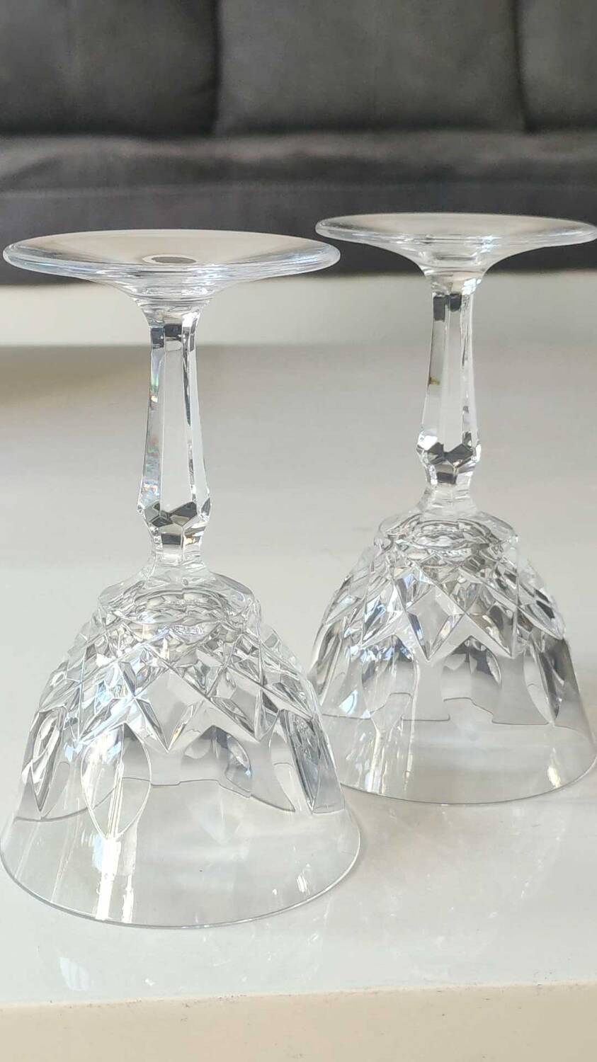Lot 4 x White wine glasses with flared necks. Crisscross/water drop patterns..