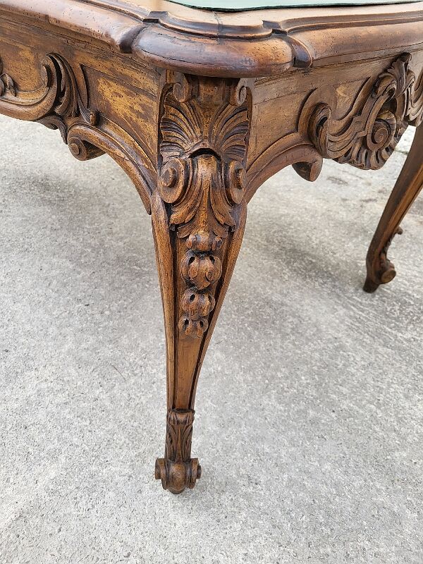 Bureau table gueridon louis xv en noyer traverse ajouree du xix ème siecle