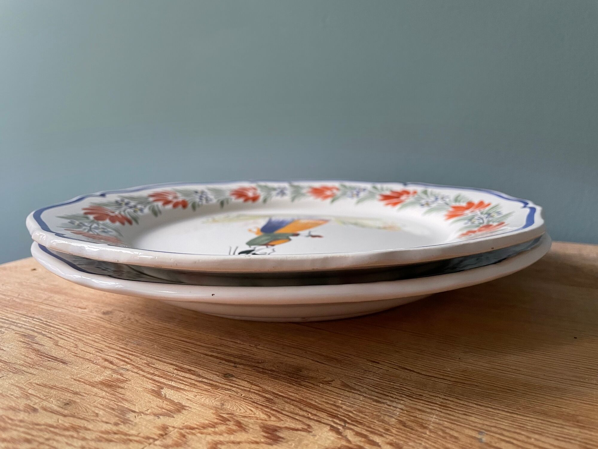 Set of 2 decorative plates Henriot Quimper France decorated by hand