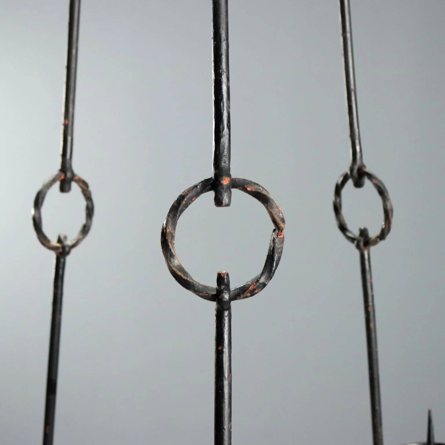 Lustre en fer forgé par Alberto Gerardi