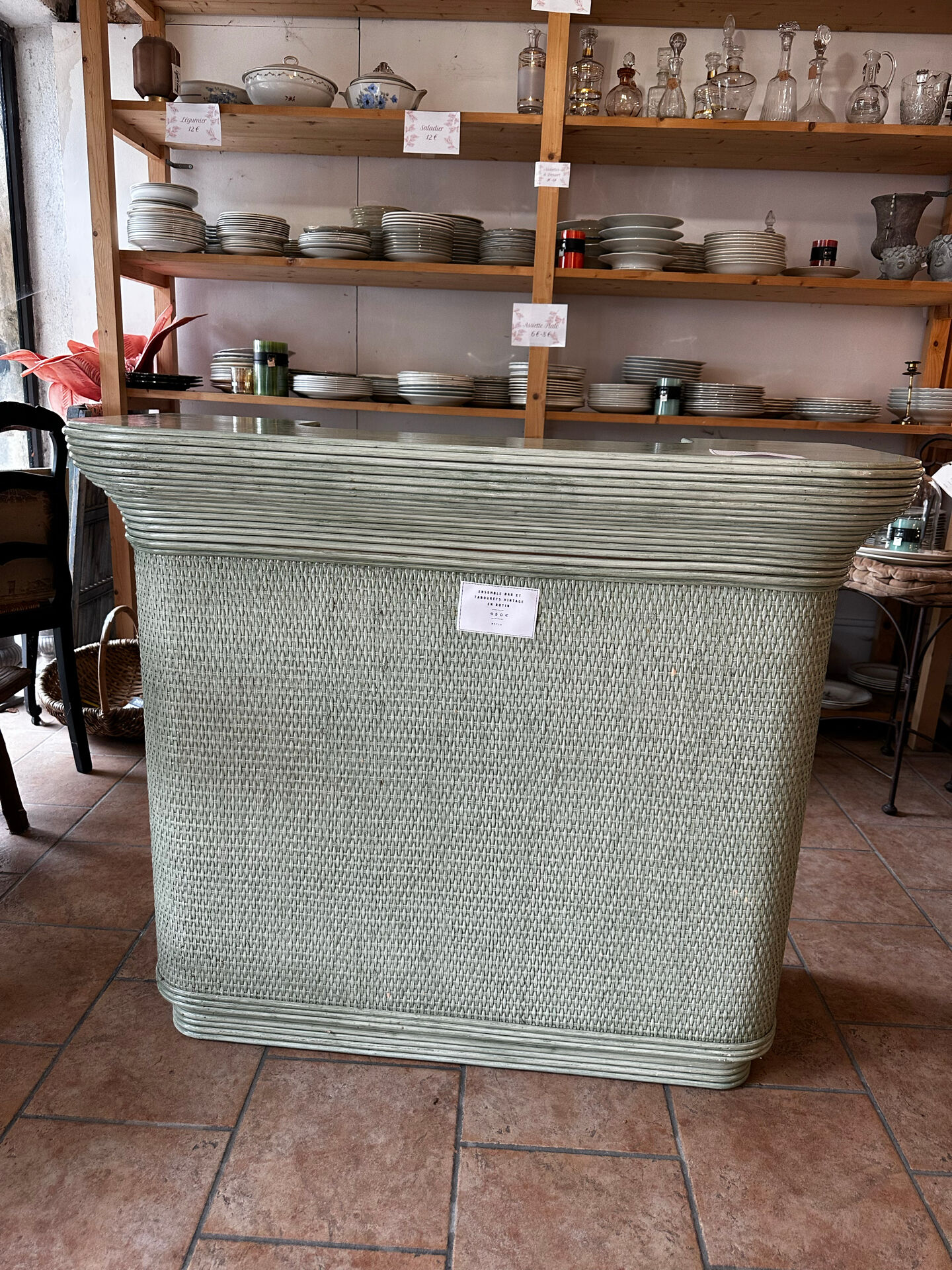 Ensemble bar et tabourets vintage en rotin