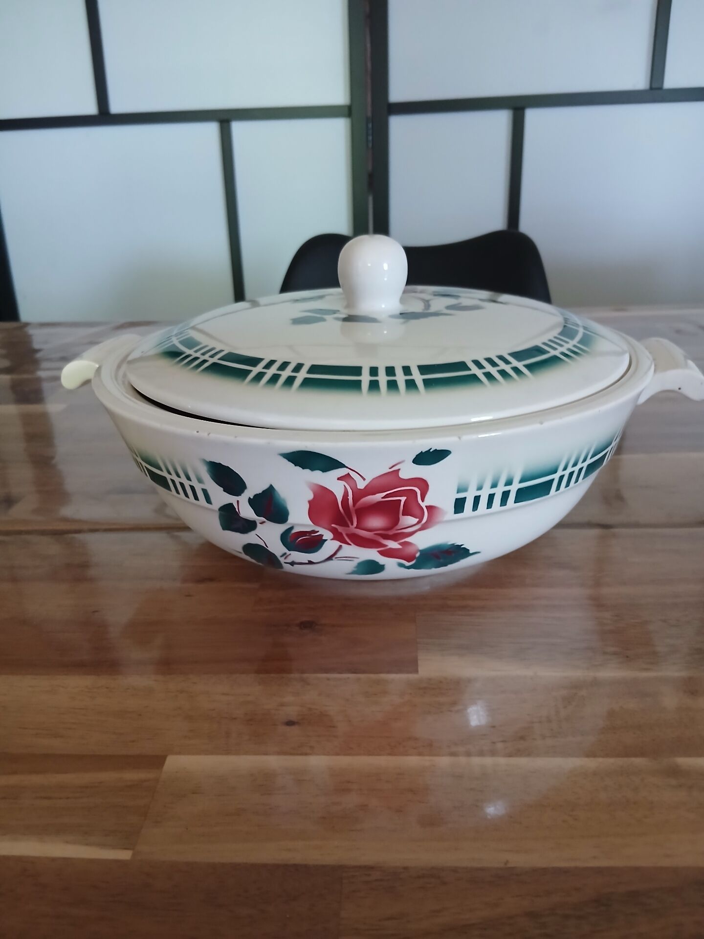 Soup tureen