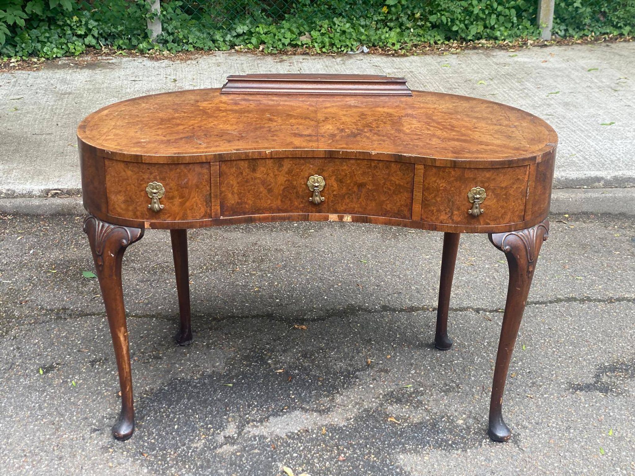 Console bureau de dame haricot en ronce de noyer début 20ème