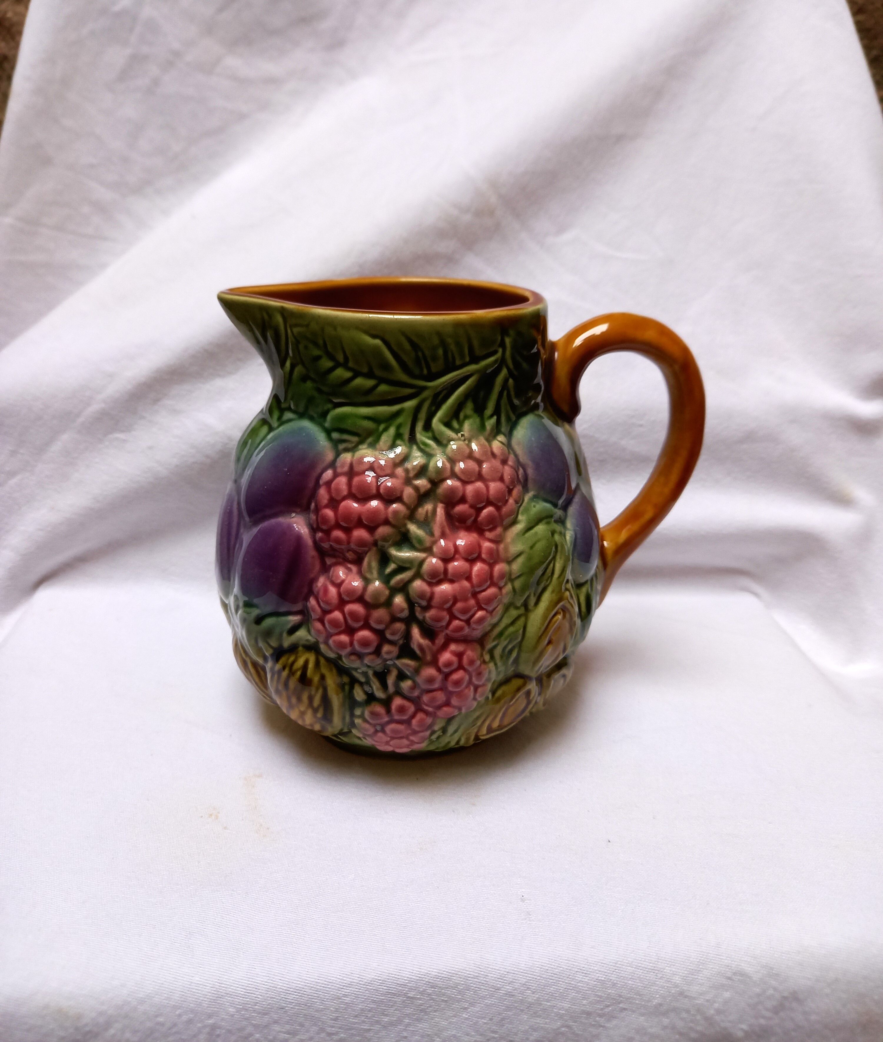 Slurry pitcher with fruit decoration
