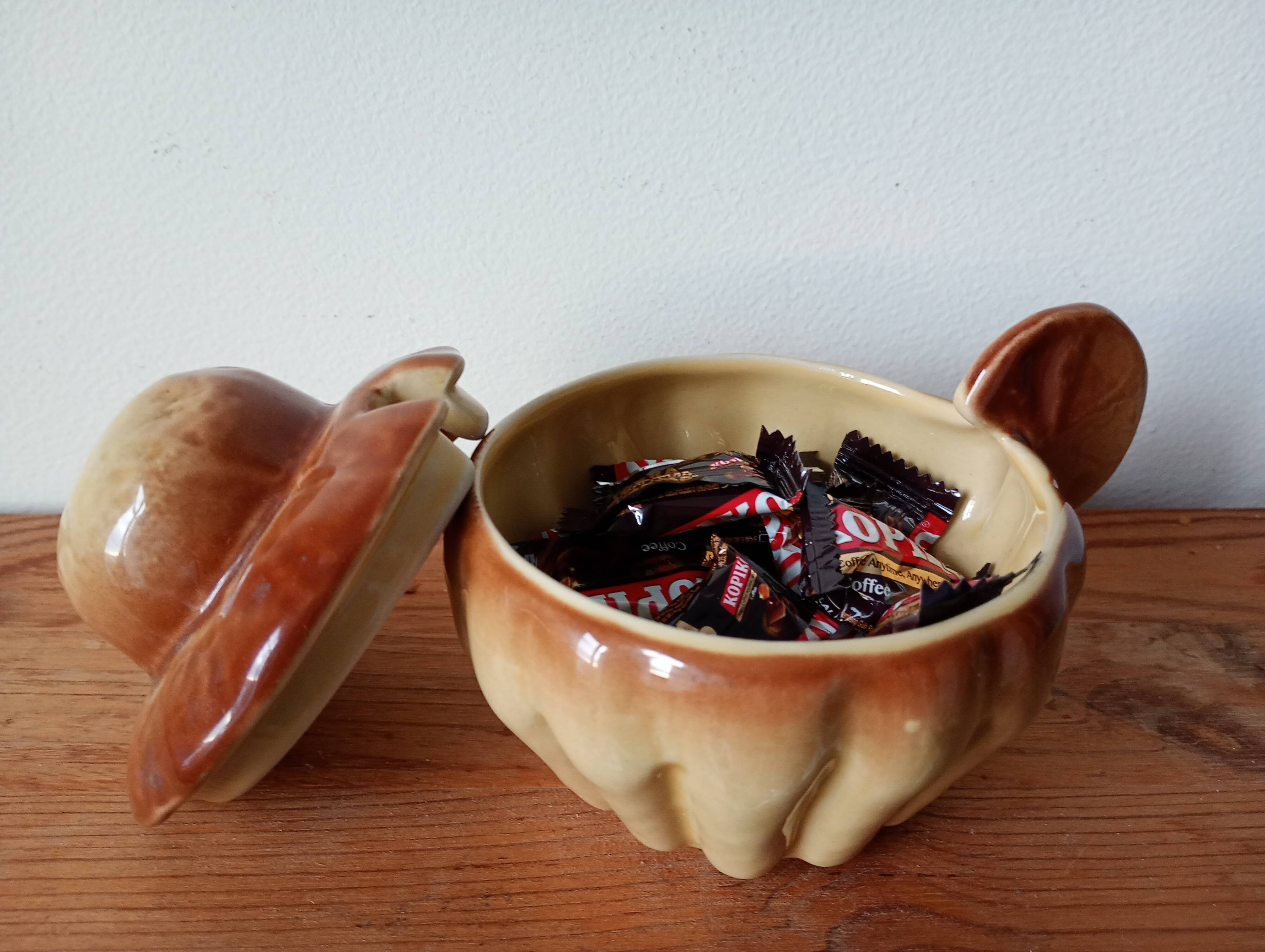 Brioche-shaped slipware pot/sugar bowl