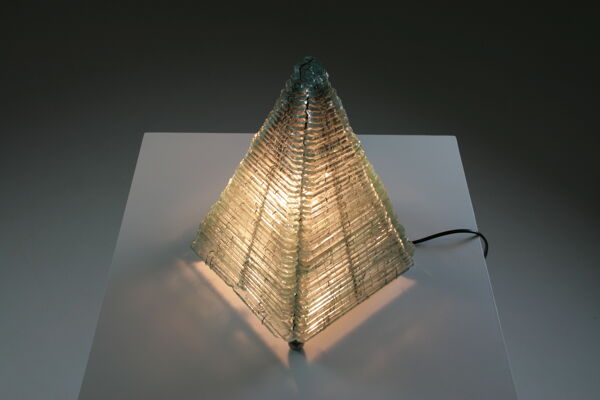 Lampe pyramide en verre et métal, 1970s