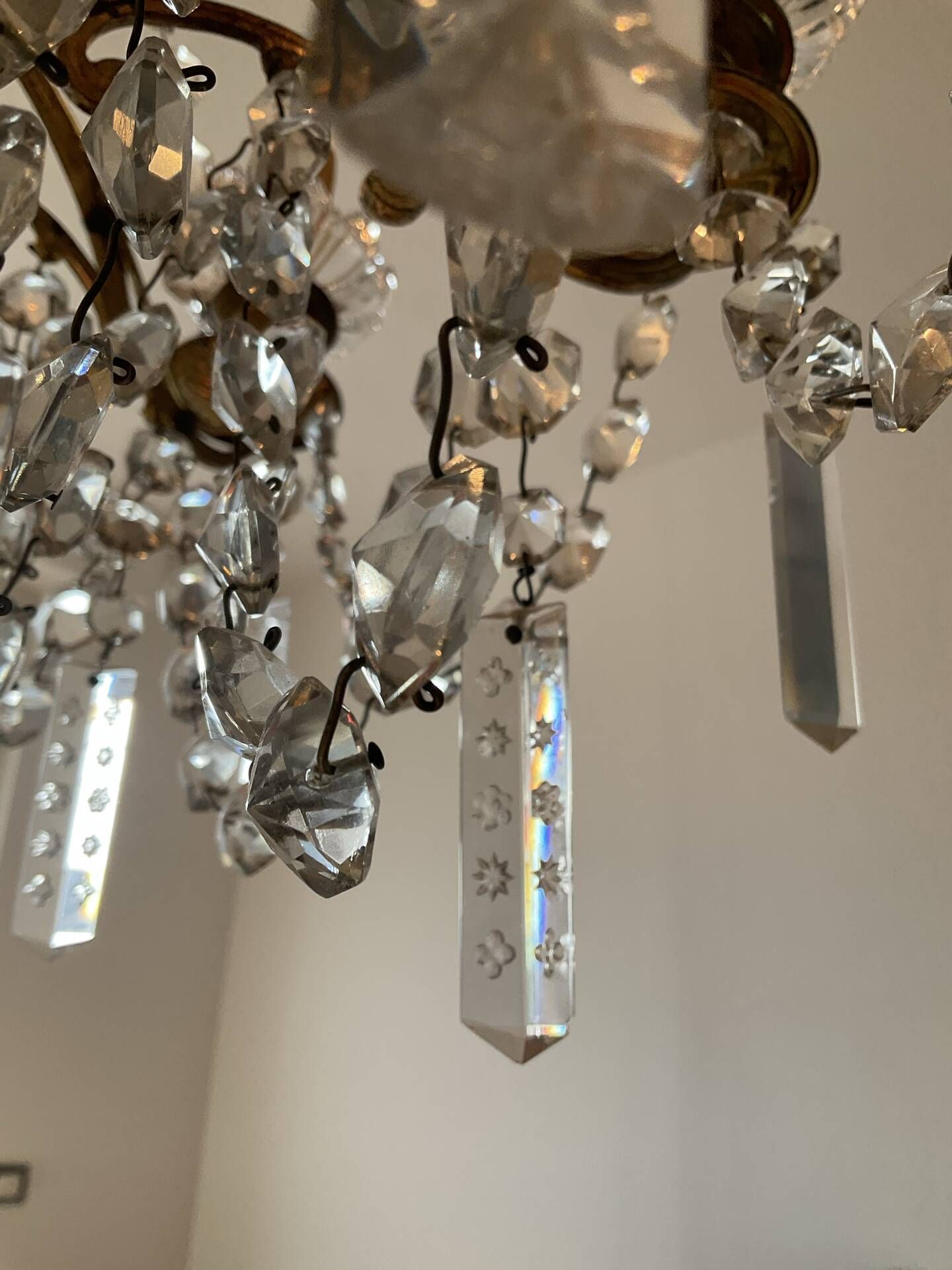 Grand chandelier in Louis XV style with crystal pendants.