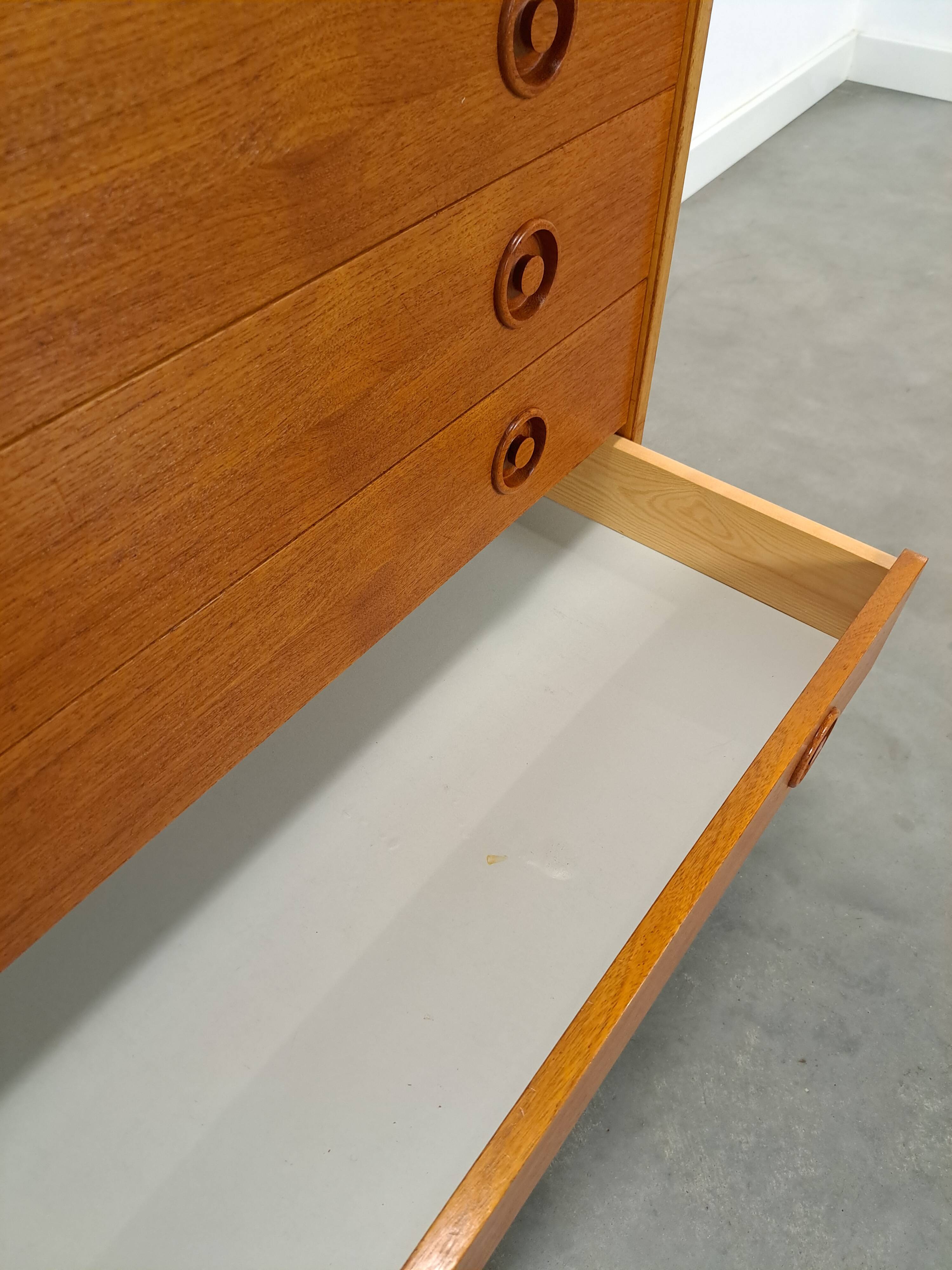 Commode en teck du Danemark avec 5 tiroirs.