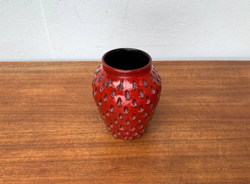 Strawberry ceramic vase from the mid-century by Fratelli Fanciullacci for Bitossi, 1960s.