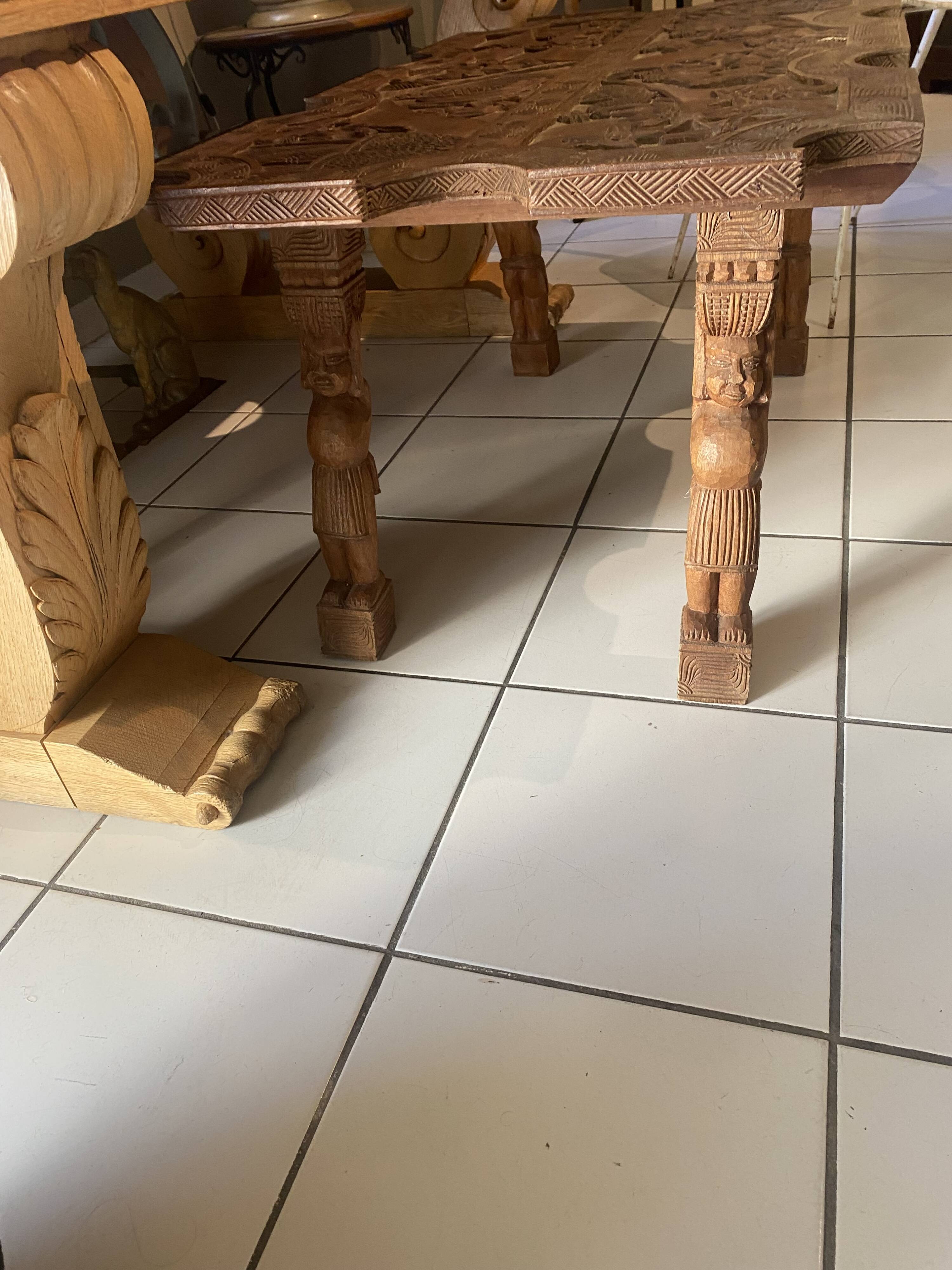 Table en bois sculpté africaniste