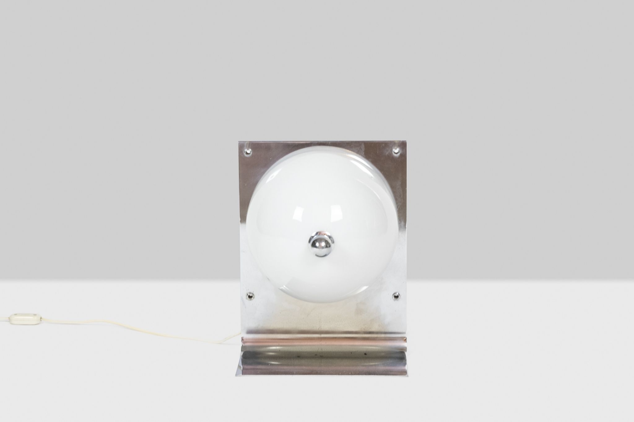 Lampe de table en métal poli et opaline, années 1970