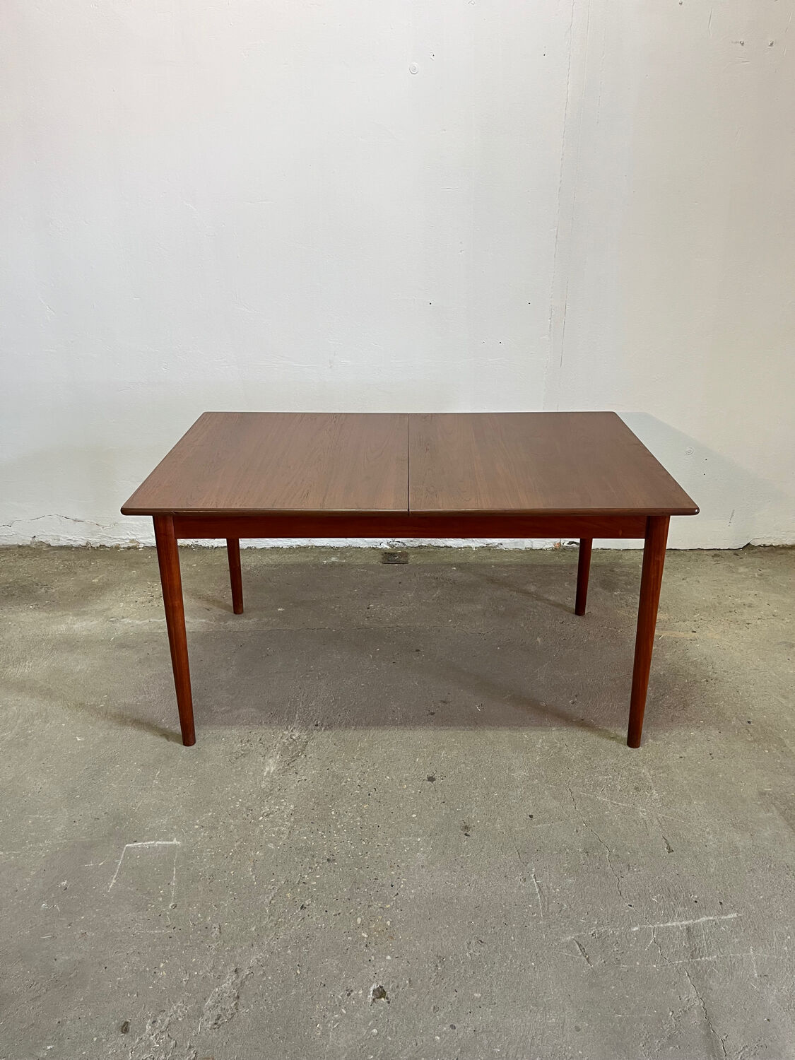 Scandinavian table with extensions